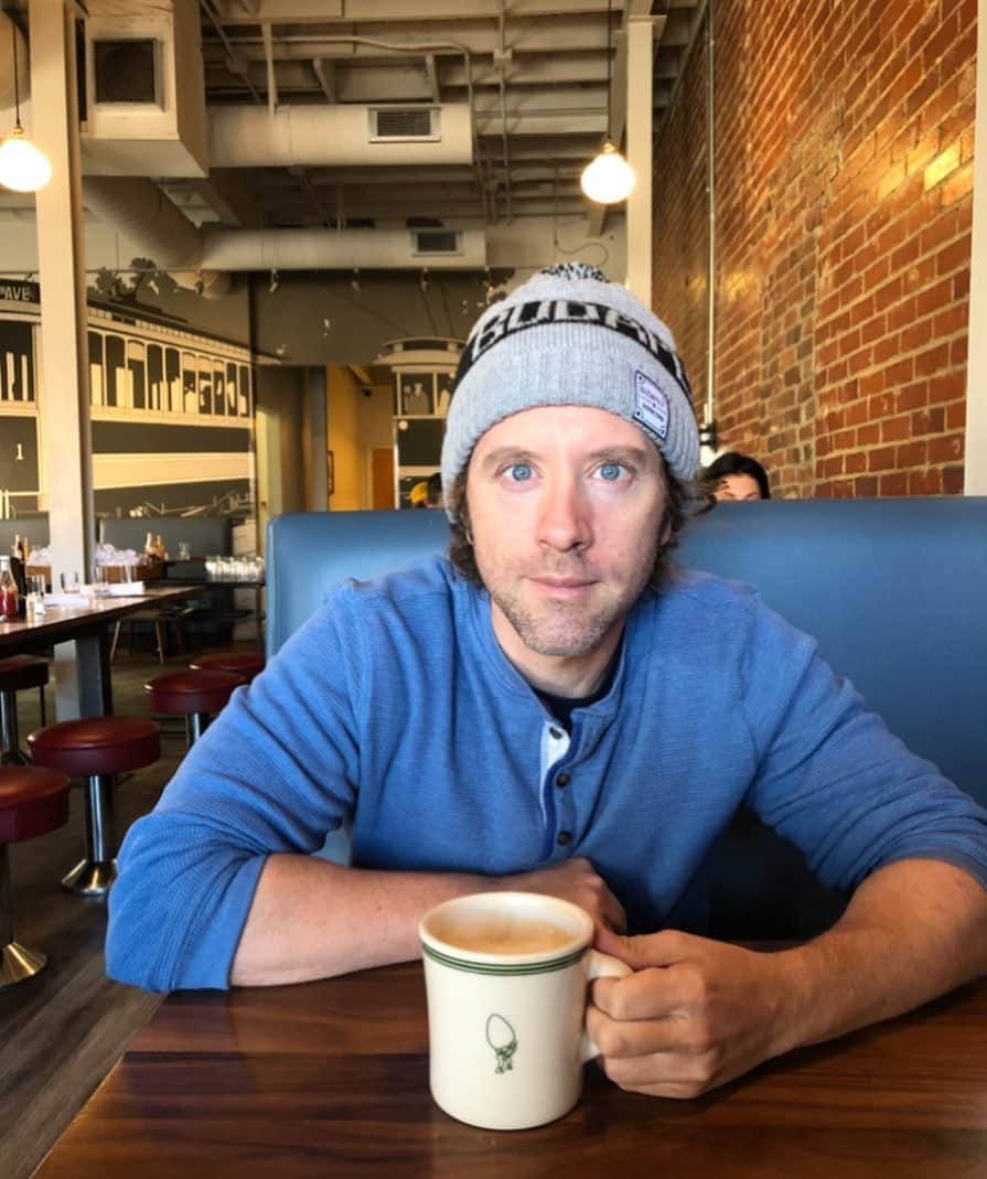 T・J・サインのインスタグラム：「Morning! ☀️ so, when we grabbin that tea or hot chocolate and talkin the day away? I’m waitin for ya 😀」