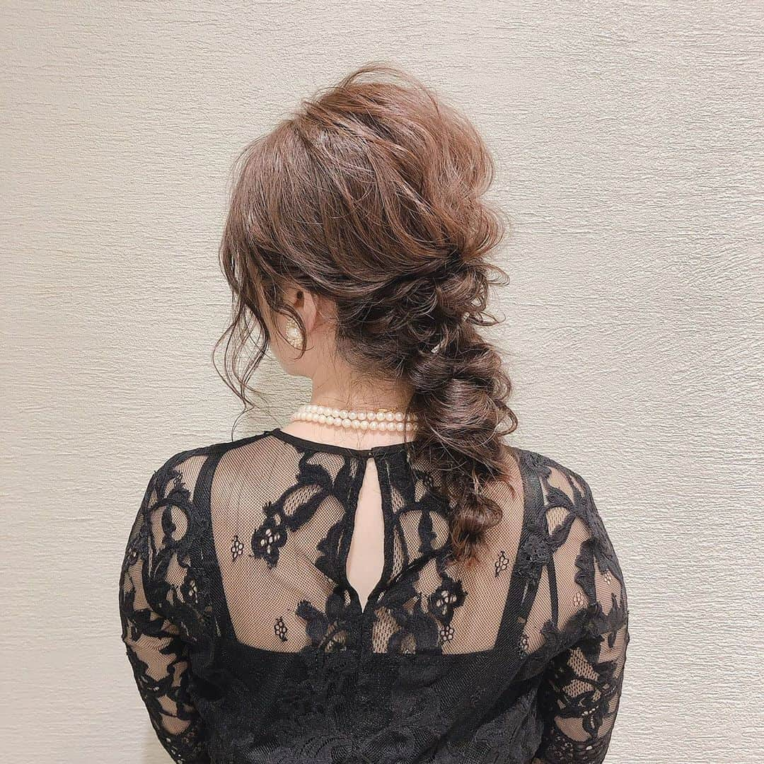 大井智保子さんのインスタグラム写真 - (大井智保子Instagram)「結婚式のおめかしHairは XELHAのりかさん ( @afloatrika )にお願いしました😊🌸 「ドレスに合う感じに華やかに♡」とオーダーして、 こんなに素敵に😍 . 誰？ てくらい盛れているのは、 りかちんの神的技術とカメラ技術どちらにも感謝です☺️ . 12月も1月もたくさんイベントがあると思うので、 ぜひヘアアレンジして気分を盛り上げてみてはどうですか🎀 . ブラックのレースワンピースどこのものか友達にも聞かれたり、 インスタでも質問いただいてたのですが、 フレイアイディーさんのです♡ 長めの丈で、シックでお気に入り♡ . . #xelha #シェルハ #afloat #りかちゃん #アフロート #hair #hairarrange #weddingparty #weddinghair #partyhair #ヘア #ヘアアレンジ #パーティーヘア #パーティーヘアアレンジ  #ヘアセット #dress #frayid #フレイアイディー」12月13日 0時05分 - chihokoi