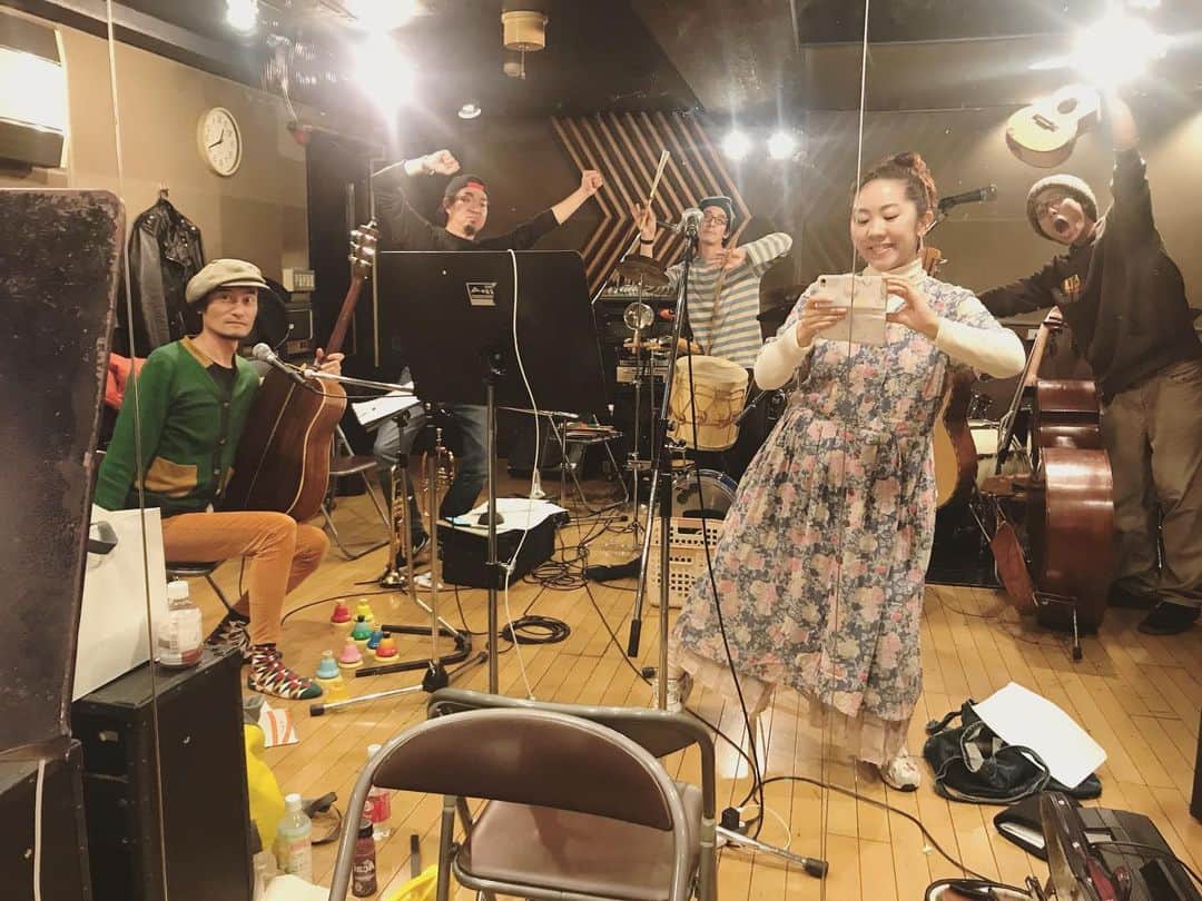 松本野々歩のインスタグラム：「今週15日の ショピンのニューアルバムお披露目ライブは お席残りほんとにあとすこしになりました！  リハーサルを終えて こりゃ　ぜひ観ていただきたいなぁ〜と とっても楽しみ　な気持ちがむくむくと湧いてきた！  13年目のショピンをよかったら 観てやってください ・ ・・・・・・・・・・ ・ 新メンバーに二村 亮(トランペット)を迎え、5人のアンサンブルを探求したショピン4枚目のフルアルバムが、2019年12月15日にリリースされます！  四季折々の情緒を詠み込んだ歌を得意とする ショピンならではの、1年間 各月の歌を1曲ずつ作り、計12曲 収録したカレンダー的コンセプトアルバム。 全てのページに杉本さなえの書き下ろしイラスト付き、豪華28ページのブックレット。  リリースを記念して、お披露目会を開催します！ 四季折々の風景が広がるような、ゆったり気持ちいい音楽をお届けします。 皆さんのお越しを、メンバー一同心よりお待ちしております。  12月15日(日) 吉祥寺・キチム  ショピン ニューアルバム 「月めくりのうた」お披露目会  出演：ショピン  OPEN:15:30 START:16:00  前売：2500円　当日：3000円 学生割引：1500円 未就学：無料  予約：ショピンメールor 予約フォーム http://www.chopiiin.com/news/?p=678&preview」