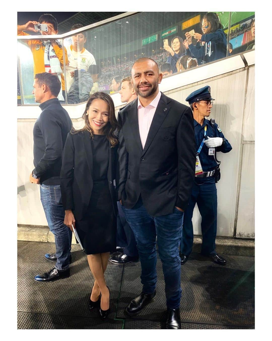 坂倉アコのインスタグラム：「2019 is almost over, it is time for self reflection, looking back my awesome memories of 2019✨✨✨﻿ ﻿ This one is from Rugby World Cup Final, right before the half time interview, meeting the one and only, our captain Micheal Leitch🇯🇵☺️ ﻿ What a night to remember.....🎉🎉🎉 ﻿ ﻿ 昨日のラグビーワールドカップ日本代表選手たちのパレードも素晴らしいイベントでしたね😭😭😭✨✨✨ あれだけの人が集まり、あの光景を前にしての田中選手の涙に思わず、もらい泣きしてしまいました。﻿ ﻿ 12月も残すところ3週間をきりまして、今年を振り返って見ようかと写真を見返していたら、この写真を発見☺️ ﻿ ﻿ これはラグビーワールドカップ決勝戦のハーフタイム・インタビューの直前の写真。﻿ 日産スタジアムの7万人のオーディエンスの皆さんを前に、そしてリーチ選手、ダン・カーターさん、リッチー・マコウさんとのハーフタイムインタビューを控えて、ワクワク・ドキドキ落ち着かない本番前の出番待ちの瞬間。﻿ ﻿ 今しかないと、初めてお会いするリーチさんに写真をお願いしました。﻿ ﻿ 溢れ出る優しいオーラ。﻿ 人柄が滲み出てる☺️❤️ ﻿ ﻿ そして、私の左にいらっしゃるのは、﻿ 元オールブラックスの伝説のフライハーフ、レジェンド、ダン・カーター氏👏✨ナイス写り込み🤣💞 あの奇跡のハーフタイムインタビューの直前のこの瞬間。警備員さんもしっかりお仕事中なライブ感、溢れる奇跡の一枚🤣﻿ ﻿ 決勝のピッチフィールドに立てるなんて、MC冥利に尽きるお仕事でした😭🇯🇵✨✨✨✨﻿ 感謝感謝。﻿ 一生の思い出。﻿ ﻿ 2019年が終わる前にもう少しずつアップしていこう🥰﻿ ﻿ #rwc #rwc2019japan #rwcfinal #work #amazing #michaelleitch #リーチマイケル #❤️ #superhero #halftimeinterview #interview #whatanight #ラグビー日本代表 #ラグビーワールドカップ2019 #ラグビーw杯 #ラグビー日本代表 #thankyou #gratitude #🙏」