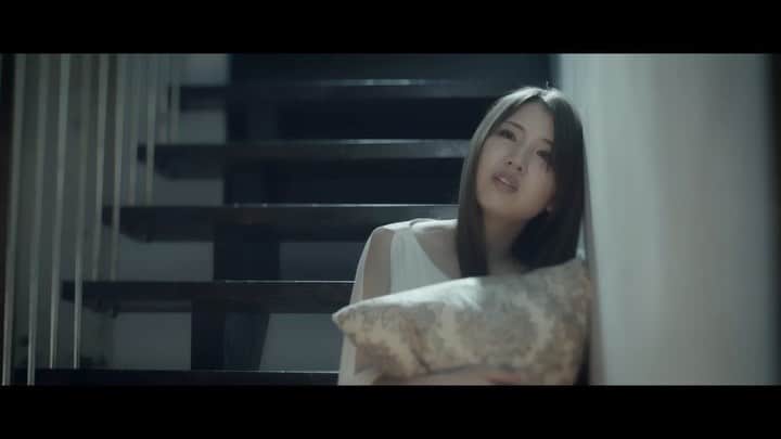 阿部真央のインスタグラム：「新曲「今夜は眠るまで」MV解禁です。official YouTubeの方にフル載せてるよー！ あとこの曲サブスクも解禁したって！わお！✨ この曲が入ったアルバムは来年1/22(水)発売だよ！ よろしくお願いします。 #阿部真央 #あべま」