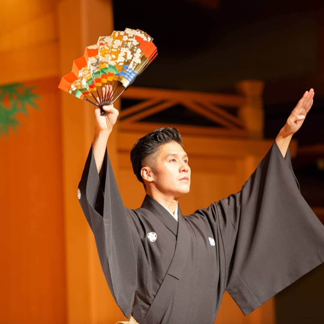 梅川壱ノ介（舞踊家）のインスタグラム：「《静の踊り》 ￣￣￣￣￣￣￣￣￣￣￣￣￣￣￣￣￣￣￣￣￣￣￣￣￣￣ 花柳流の《静と知盛》という古典作品が本当に好きで、中でも前半の静の踊りが大好きで今年は色々なところで踊らせて頂きました。  この写真の部分の振りは何度か載せていますが踊った分だけ、形が変わっていく。  踊りの醍醐味でもある、毎回踊るその時が、その時点でのスペシャルな踊りであること。二度と同じ踊りを観ることができないということ。  だから、みなさまに今の踊りを観て欲しい。  #梅川壱ノ介 #花柳流 #日本舞踊 #踊りの楽しさ #古典 #伝統文化 #日本」