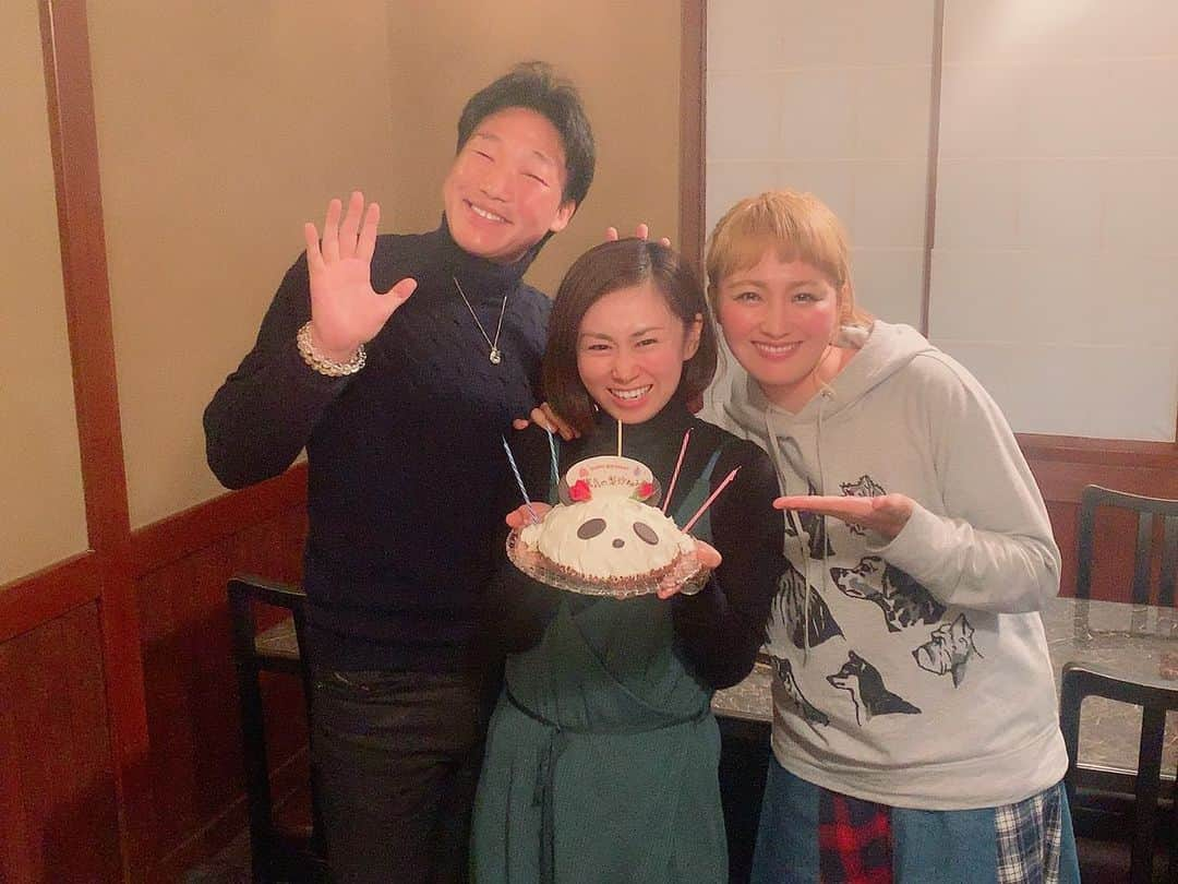 丸山桂里奈さんのインスタグラム写真 - (丸山桂里奈Instagram)「だいすきな人の誕生日。 みんないるから毎日笑顔でいれる❤️ いつもありがとう。  #タイミング合うことない #一年前から約束してたくらい #飲みました #だいぶ飲みました #めちゃ楽しい時間 #空間 #みやぞん #りさちゃん #ありがとう #だいすきだよ #いい意味で #インスタバエ」12月13日 0時33分 - karinamaruyama