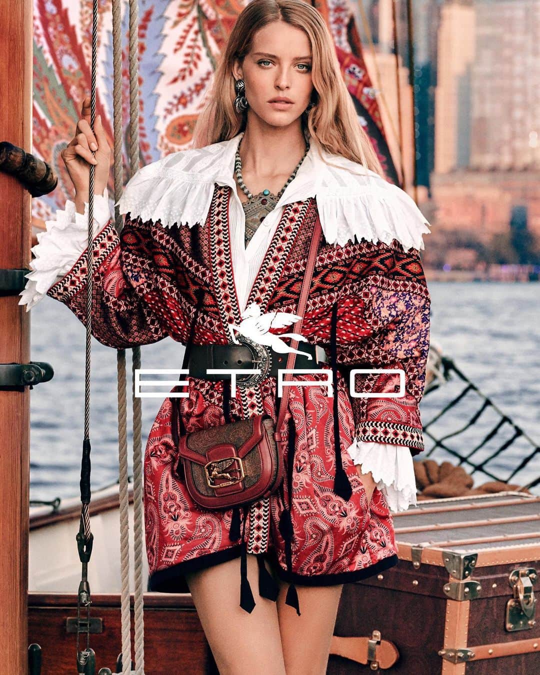 アビー・チャンピオンのインスタグラム：「So happy to be a part of the new @etro campaign ♥️ such an amazing day and team」