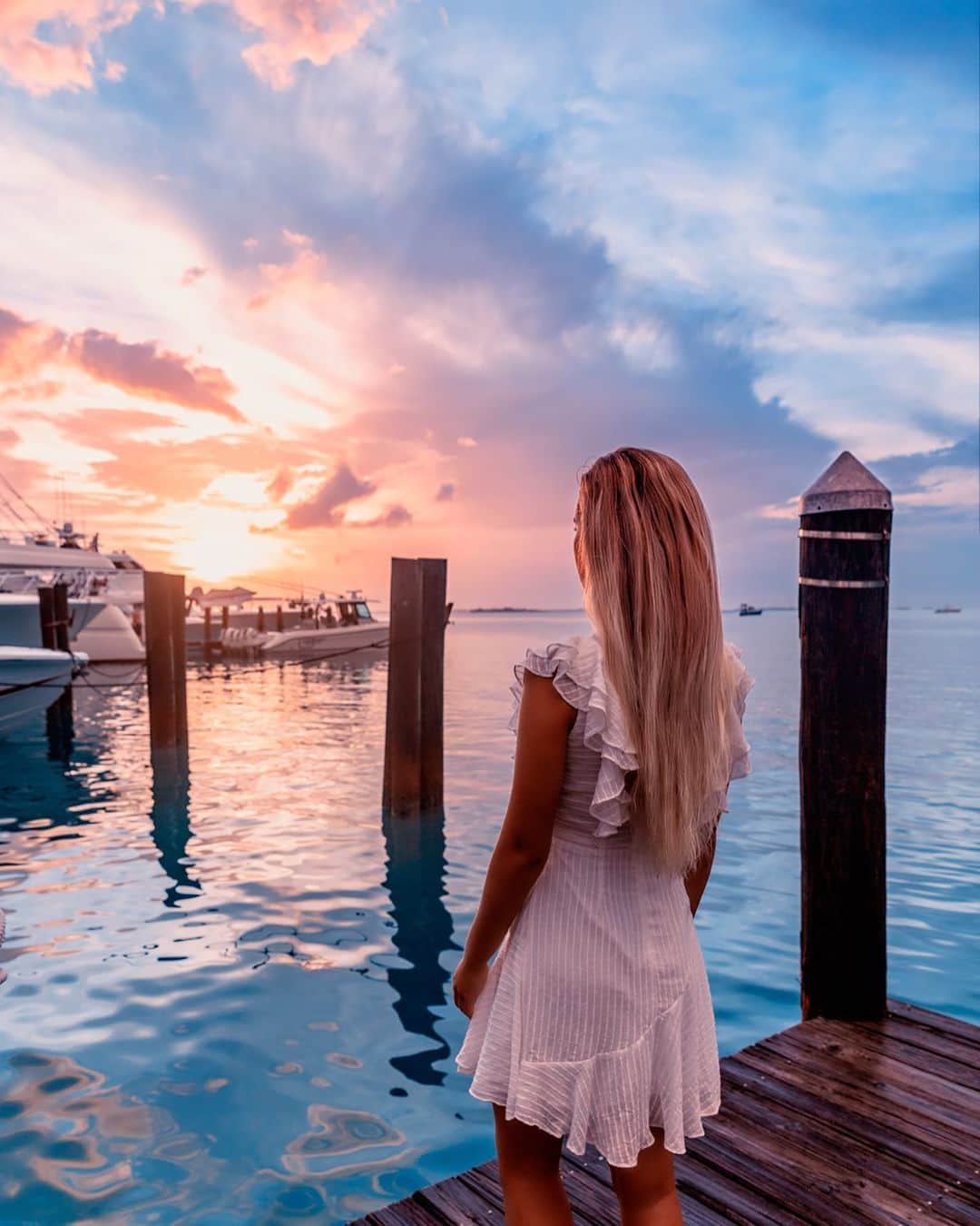 サシャ・カリスのインスタグラム：「Sunsets by the sea....💦 Where are your favorite sunsets? 🌅」