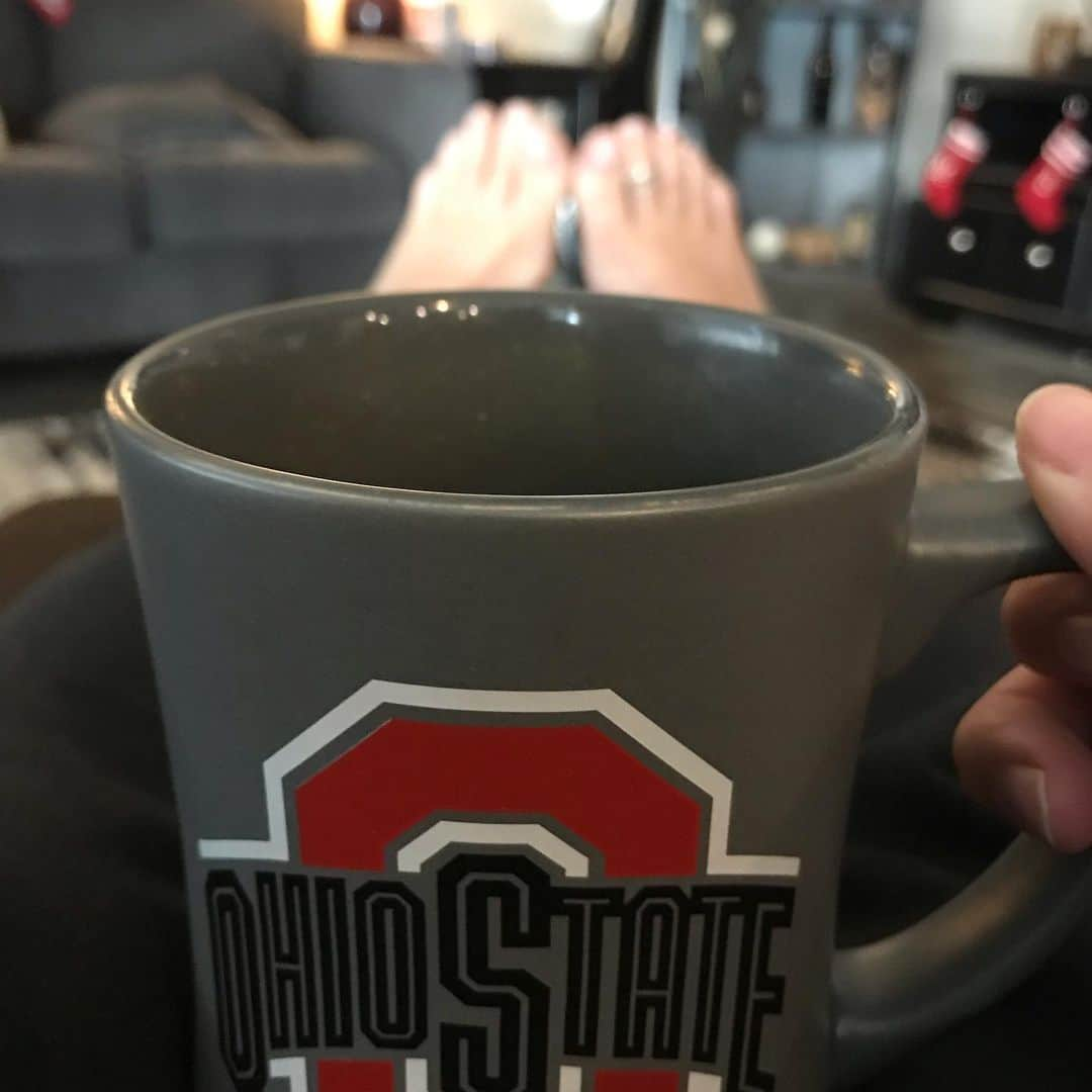 アリー・ヘイズさんのインスタグラム写真 - (アリー・ヘイズInstagram)「Getting my coffee in. Also O-H .... #buckeyes #toes」12月13日 1時09分 - itsalliehaze