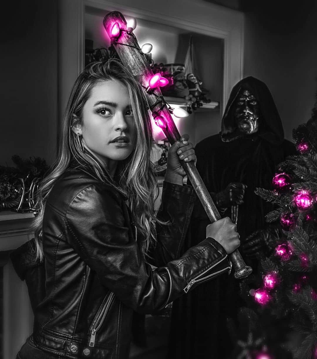 ヴェール・ゲンタのインスタグラム：「Christmas but make it terrifying 🖤🎅🏼 @blackchristmas is in theaters this Friday the 13th...let’s kick off the holidays with a little fear baby! #ad」