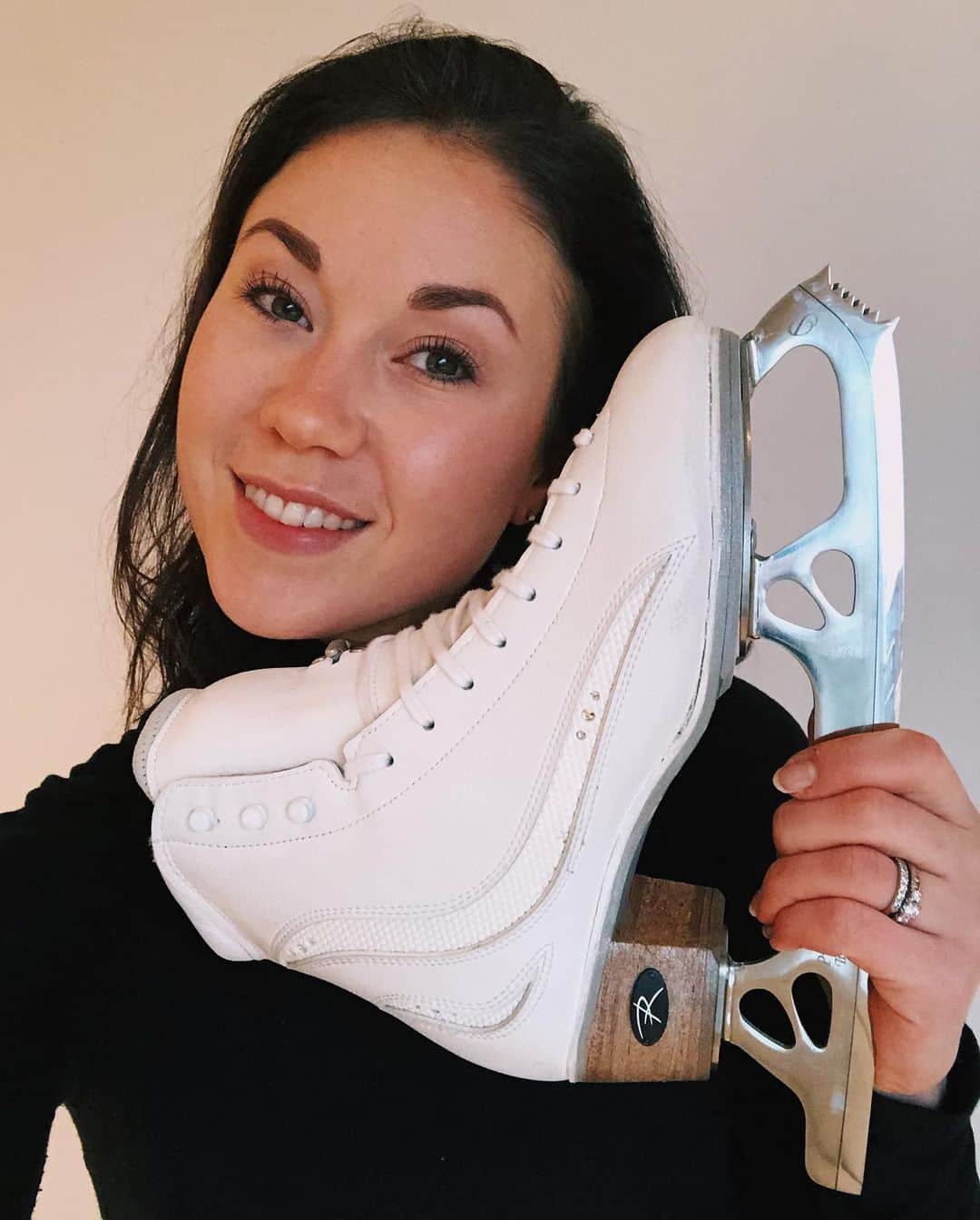 ラウラ・レピストのインスタグラム：「Täällä on paljon mm. luisteluporukkaa liikkeellä, joten olisko sulla vanhoja hyväkuntoisia luistimia, tai jotain muita urheiluvarusteita varaston perukoilla?⛸🛷🏒🎿 . Me sovittiin meidän joulupoppoon kanssa että tänä vuonna ei osteta toisillemme lahjoja, vaan paras lahja on yhdessä vietetty aika jota saadaan viettää erityisen isolla porukalla. Tajusin että mun ainoa tän vuoden aineellinen ostama lahja oli paketti jonka vein Toive-lahjakeräykseen, jossa kerätään Helsingin lastenkoteihin lasten toiveiden mukaisia lahjoja (kiitos @satustory &co kun järkkäätte!!🙏🏼❤️). . Entä jos säkin tänä vuonna antaisit lahjan jollekin, jolle sillä olisi ihan korvaamattoman suuri merkitys? . Muistan kun Helsingin 2017 MM-kisojen myötä tehtiin Hope ry:n kanssa yhteistyötä, ja silloin puhuttiin että esim. urheiluvarustelahjoituksille on aina erityistarvetta. Hope ry:llä on myös nyt käynnissä keräys, jossa voi lahjoittaa harrastuksia vähävaraisten perheiden lapsille mikä on ihana konkreettinen tapa auttaa. Ja samaa huomasin että esim @nanna.koo myös tekee oman tilinsä kautta.😍🙏🏼 . Laitettaisko siis näin joulun alla vähän enemmänkin hyvää kiertämään? Vinkkaa myös muistakin keräyksistä ja tavoista, vielä ehtii hyvin ennen joulua!❤️🎄」