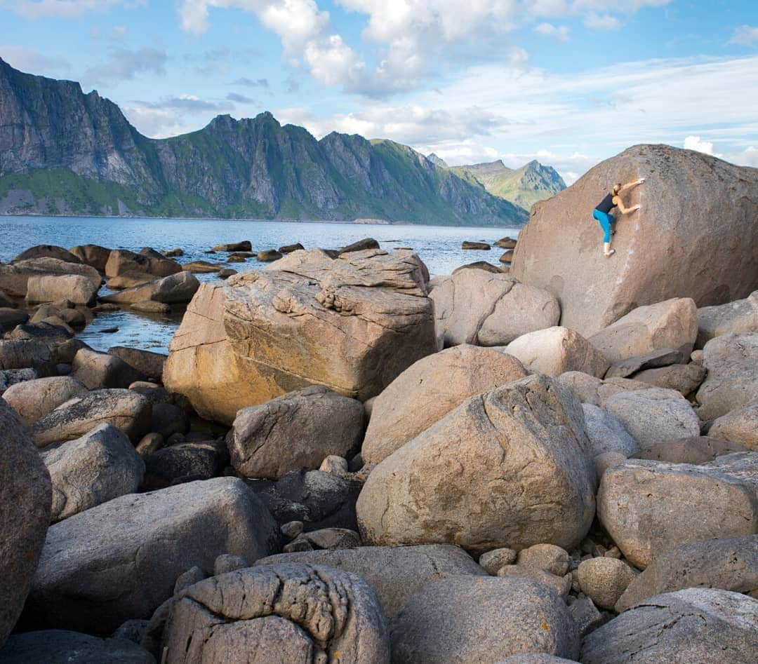 ヨルグ・バーホーベンさんのインスタグラム写真 - (ヨルグ・バーホーベンInstagram)「Pebbles on the beach. Bouldering with a view on Norway's Lofoten last Summer. Dreamy place... with lots of cows psyched for spotting 😅 • 📸 @tobias_lanzanasto  @marmot_mountain_europe @lasportivagram @petzl_official @vibram」12月13日 1時19分 - jorgverhoeven