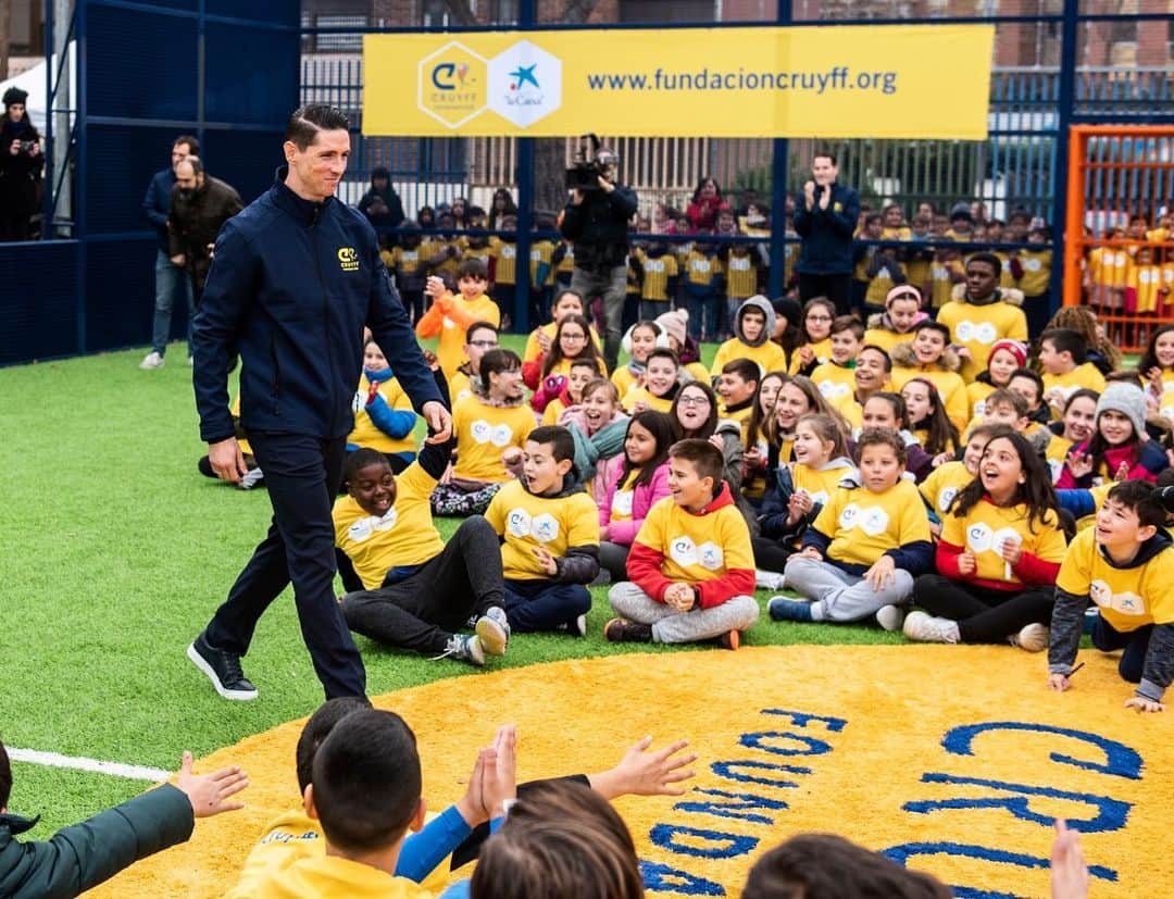 フェルナンド・トーレスのインスタグラム：「Estoy feliz de poder devolver un poco de lo mucho que me enseñaron en el colegio Francisco de Quevedo de Fuenlabrada. Gracias a la @fundacioncruyff por hacerlo posible y por la gran labor que realizáis.  #CruyffLegacy #CreatingSpace #CruyffCourt」