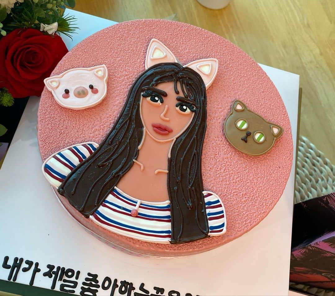 suna（ソナ）さんのインスタグラム写真 - (suna（ソナ）Instagram)「행복한 생일이었어요! 축하해주신 분들 정말 감사합니다💕💕 핑돼와 살구도 저에게 케이크를 만들어주려고 했나봐요^__^ 하하 엄마 생일인데 좀 봐주지...」12月13日 1時22分 - ggulggulsuna