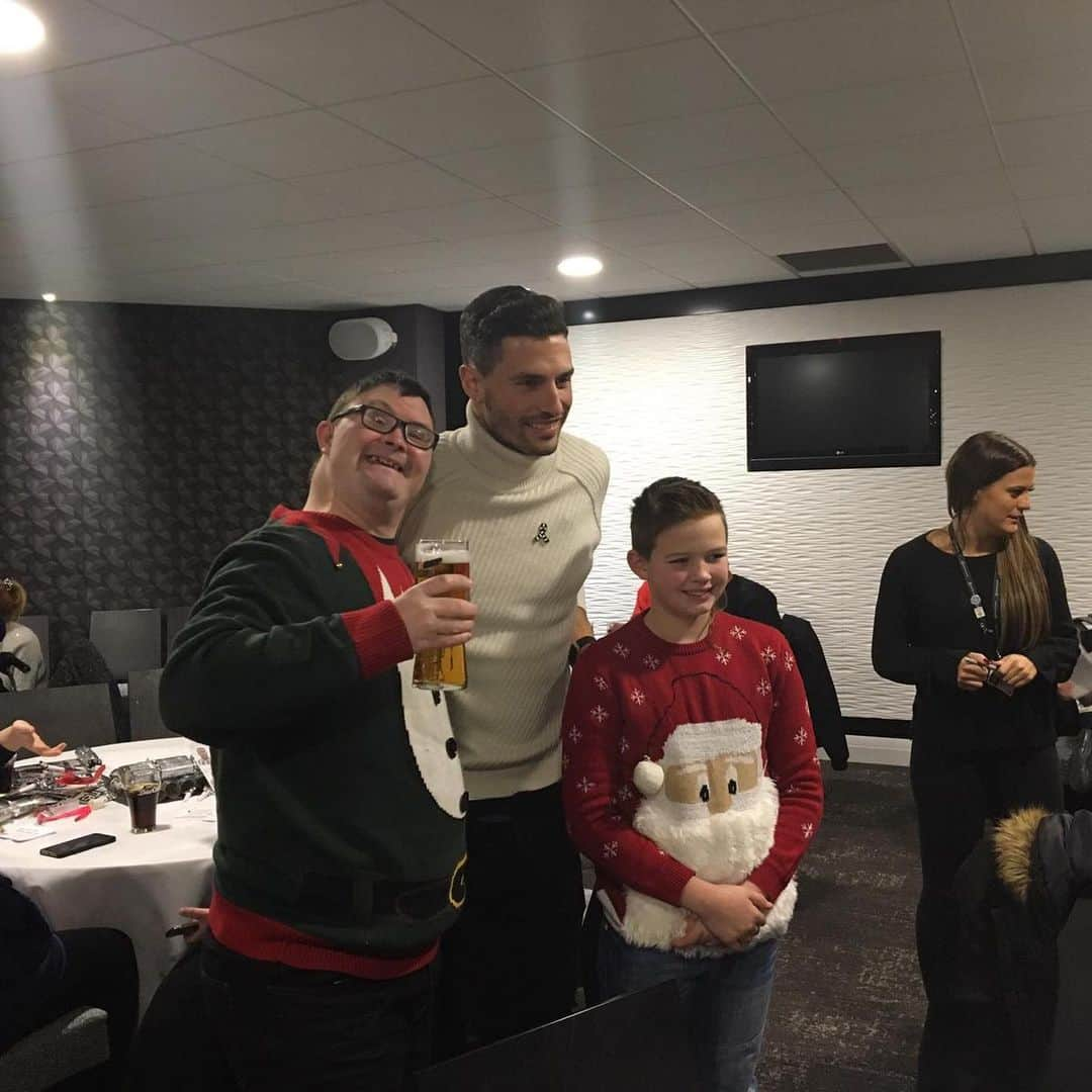 ファビアン・シェアさんのインスタグラム写真 - (ファビアン・シェアInstagram)「Great honor to get the Newcastle United Disabled Supporters’ Association Player of the Season award for 2018/19!! Was a special night and a great pleasure to meet so many happy people yesterday!! ⚫️⚪️ #nufc」12月13日 1時23分 - fabianschaer_official