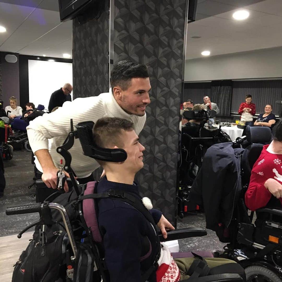 ファビアン・シェアさんのインスタグラム写真 - (ファビアン・シェアInstagram)「Great honor to get the Newcastle United Disabled Supporters’ Association Player of the Season award for 2018/19!! Was a special night and a great pleasure to meet so many happy people yesterday!! ⚫️⚪️ #nufc」12月13日 1時23分 - fabianschaer_official