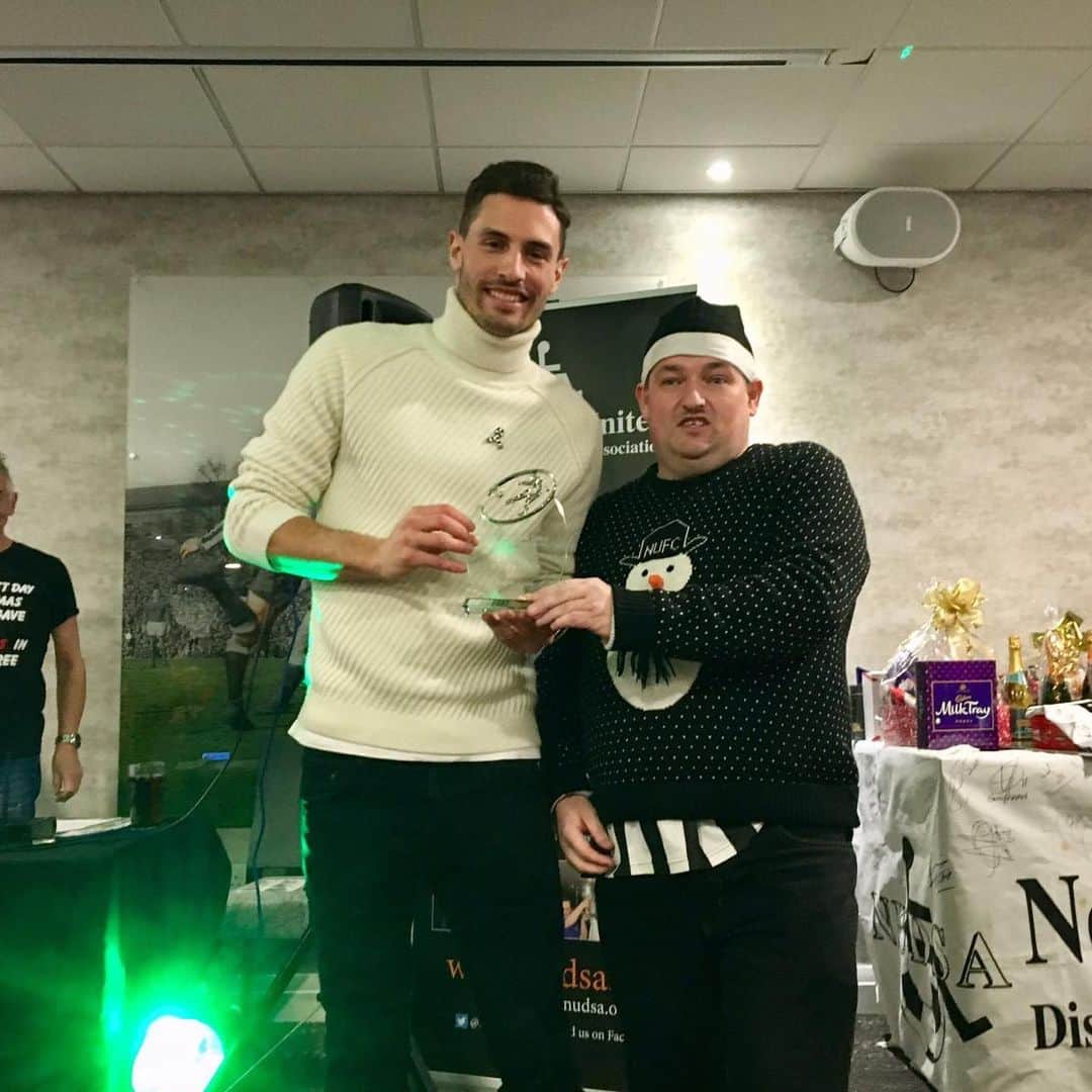 ファビアン・シェアのインスタグラム：「Great honor to get the Newcastle United Disabled Supporters’ Association Player of the Season award for 2018/19!! Was a special night and a great pleasure to meet so many happy people yesterday!! ⚫️⚪️ #nufc」