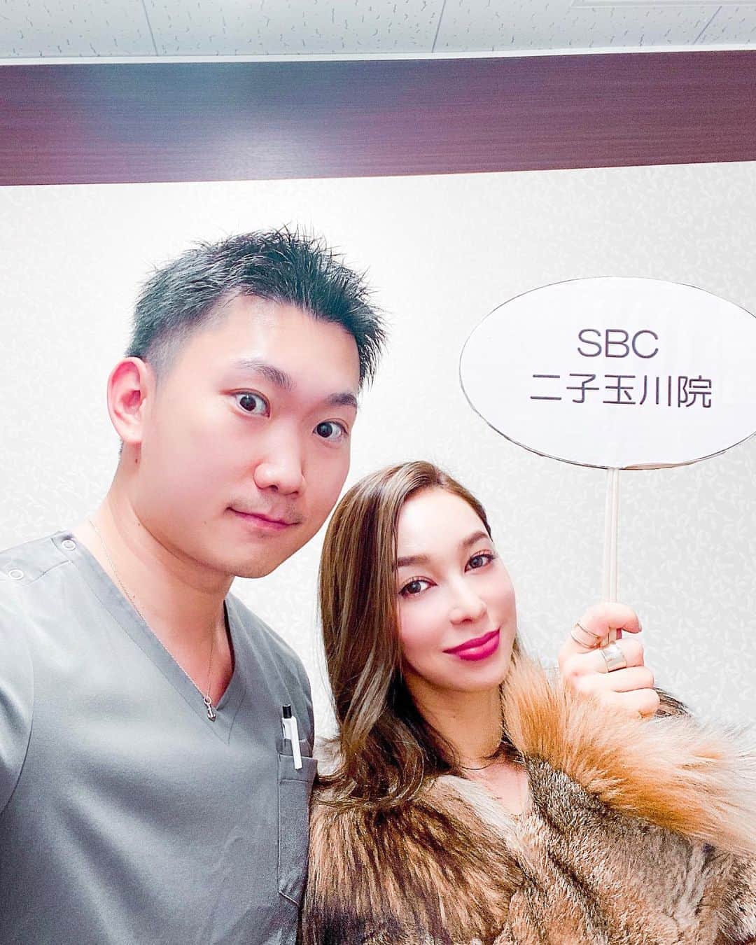 のインスタグラム：「またSBC二子玉川院に行って来たよ いつも丁寧にお肌のケアして頂いて、ありがとうございます！ 私がお世話になってる、孫駿一郎先生は、 目の下のたるみ取り全国でNo. 1の先生だよ アカウント見てね⇨ @sbc_the_powerdoctor . . . . #sbctamagawa #skincare #beautyclinic #SBC二子玉川院　#スキンケア　#美容外科　#ドクター　#目の下のたるみ取り#孫駿一郎」