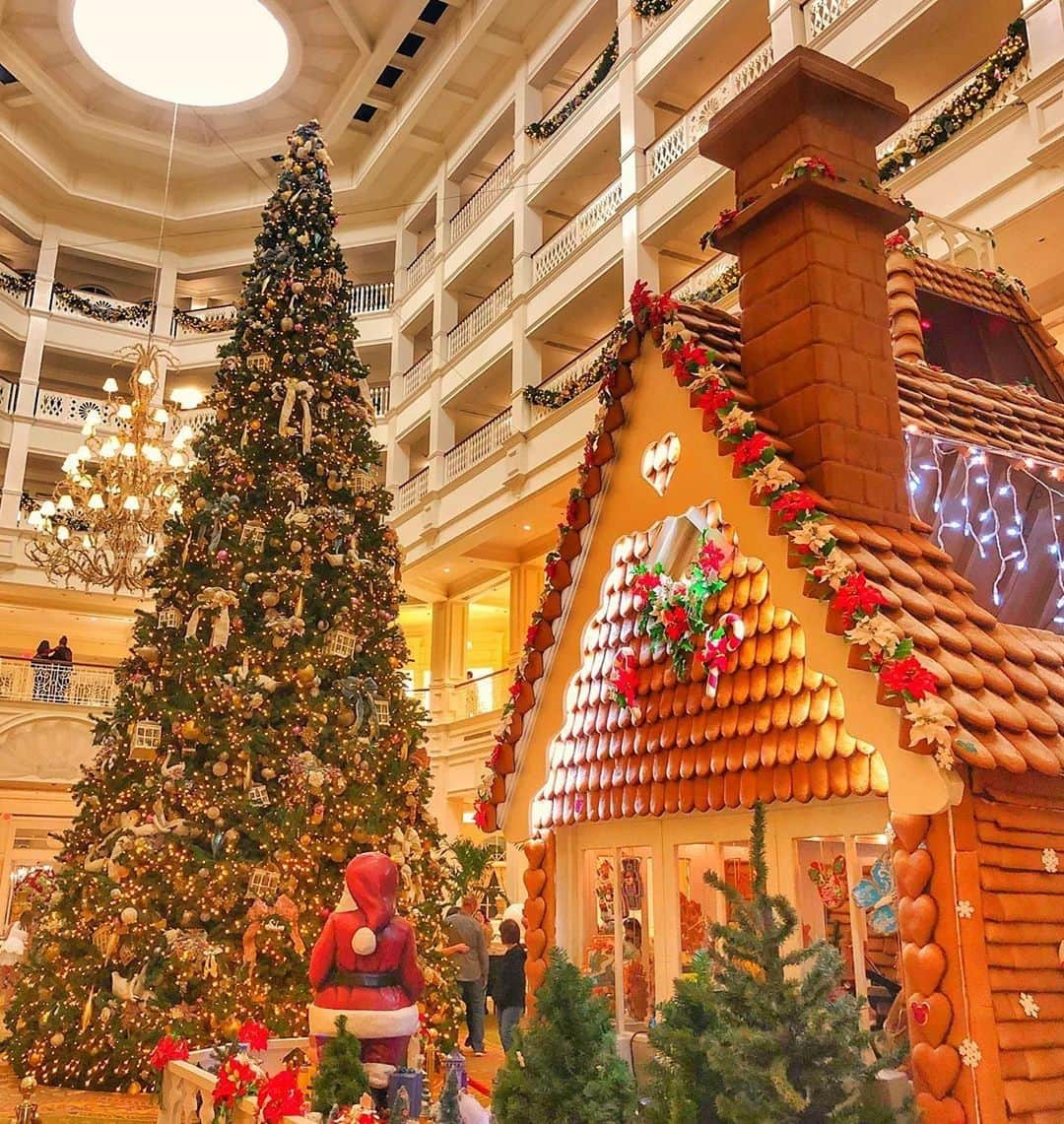 Walt Disney Worldさんのインスタグラム写真 - (Walt Disney WorldInstagram)「Happy National Gingerbread House Day! Tag a friend you'd share some gingerbread with below. 👇😋 #DisneyResort #WaltDisneyWorld (📷: @millennial.on.main.street)」12月13日 1時30分 - waltdisneyworld