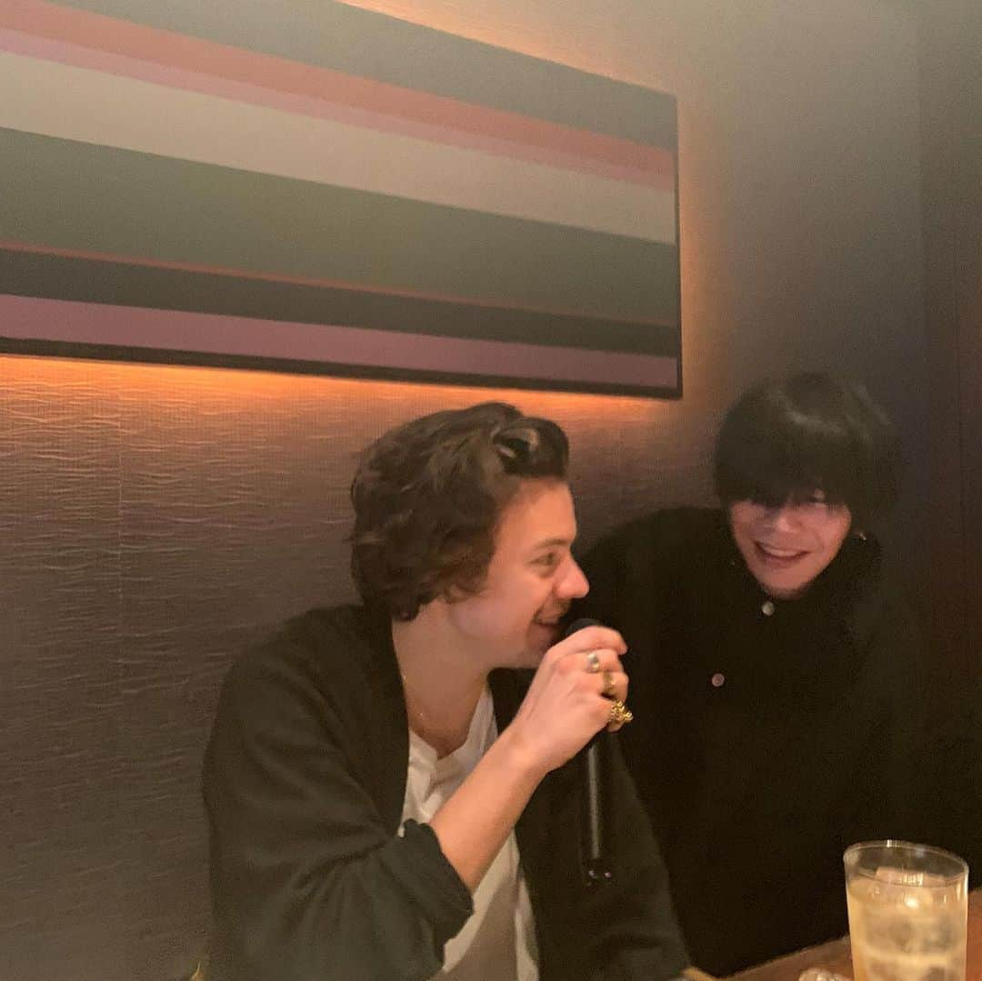 野村訓市さんのインスタグラム写真 - (野村訓市Instagram)「@harrystyles new album Fine Line is out today. Grab it. And listen million time. He’s so much younger than me , could be my son, but he taught me a lot. Treat people with kindness. We love you and proud of you.ハリーの新しいアルバム、Fine Lineが今日発売です。買ってたくさん聴いてください。ハリーは俺の息子になれるくらい若いですが、誰にでも本当に優しい奴で沢山教えられました。❤️❤️❤️ #finelinerart」12月13日 1時42分 - kunichi_nomura