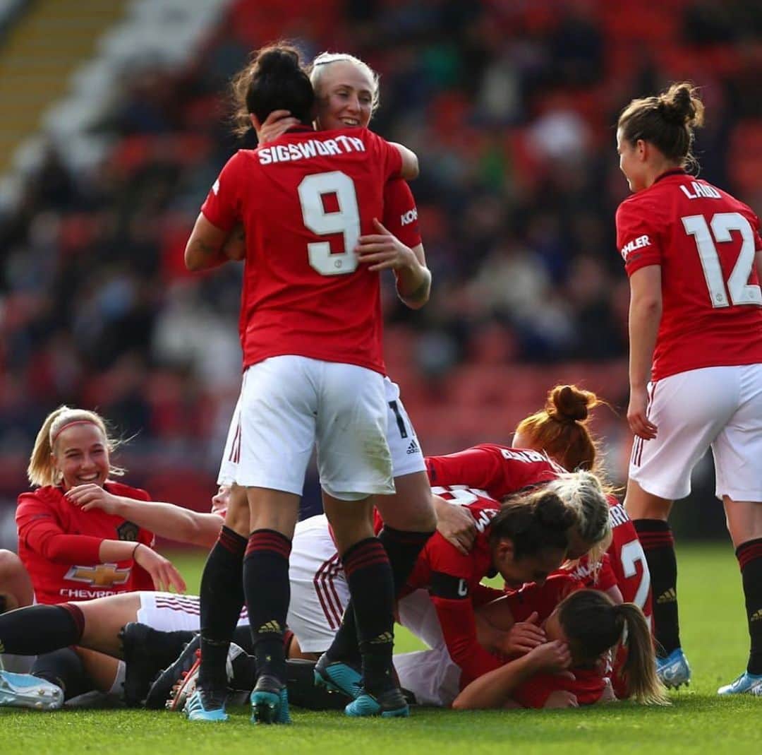 ジャッキー・グローネンのインスタグラム：「Messy bunch 😊♥️ @manutdwomen」