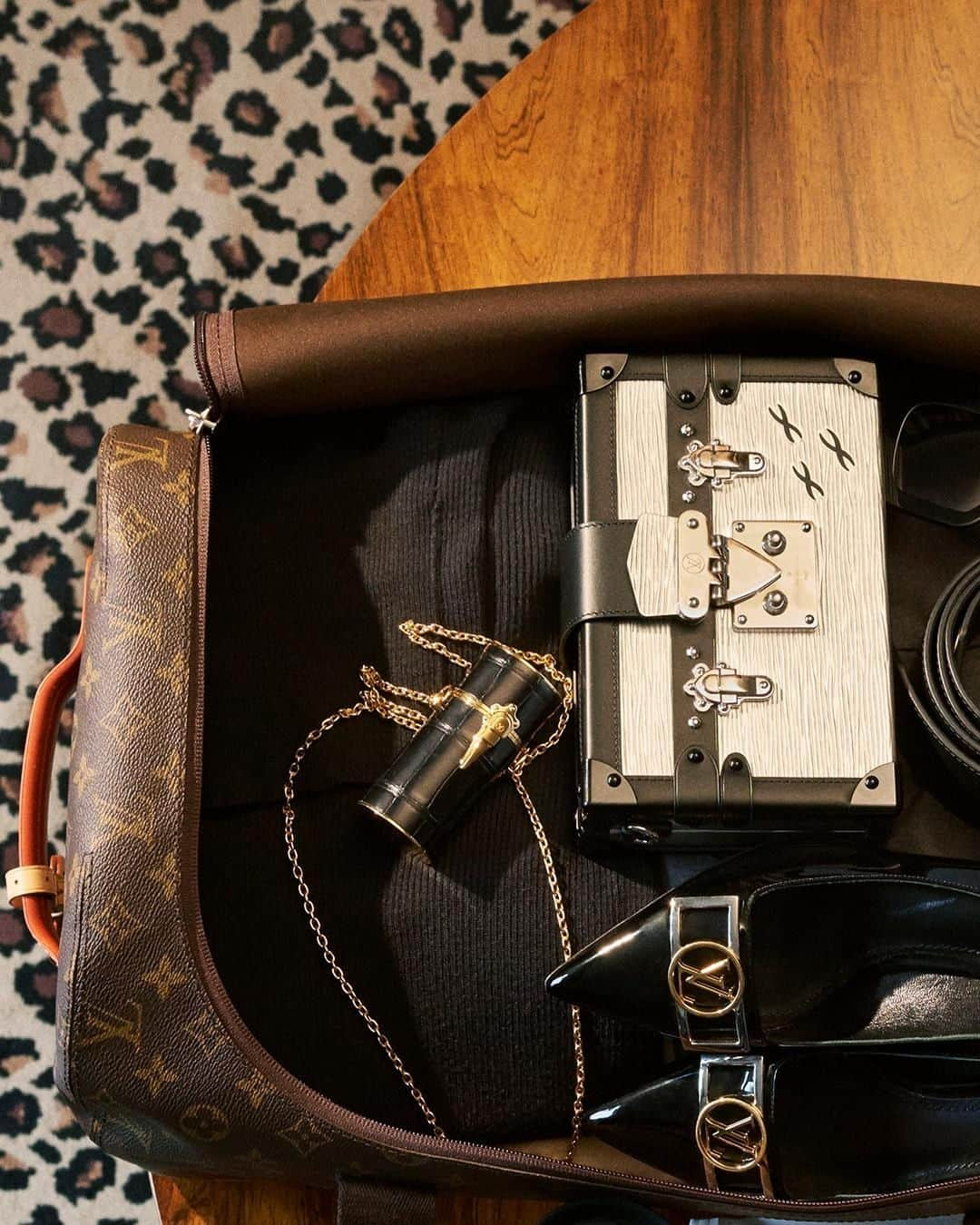 ルイ・ヴィトンさんのインスタグラム写真 - (ルイ・ヴィトンInstagram)「Packing for the Holidays with #LouisVuitton. Add a finishing touch that catches the eye thanks to festive metallic tones. Find more #LVGifts inspiration from the Holiday campaign via link in bio.」12月13日 2時00分 - louisvuitton