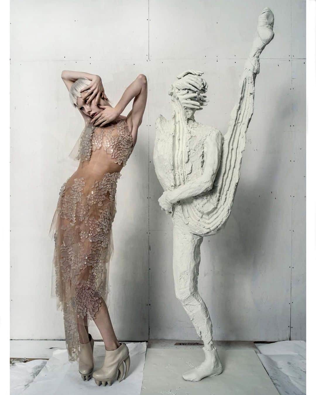 Iris Van Herpeさんのインスタグラム写真 - (Iris Van HerpeInstagram)「Alchemic embodiments ~ @KdhWillems  entranced inside the atelier of the brilliant @daltmejd, lensed by iconic Tim Walker. ’Through my years of dancing the body became my canvas. Through classical ballet I learned about transformation and the power between mind and matter. This was the start of my search for new patterns within movement’ - Iris van Herpen. So honored to collaborate together, more of this inspiring collaboration will be published in the upcoming Iris van Herpen monograph by @phaidonsnaps.  Sculpture by @daltmejd  Styling: @patti_wilson  Hair: @shonju Makeup: @erinparsonsmakeup Casting: @maximevalentini ～ #timwalker #davidaltmejd #kikiwillems #pattiwilson #irisvanherpen #phaidon」12月13日 1時54分 - irisvanherpen