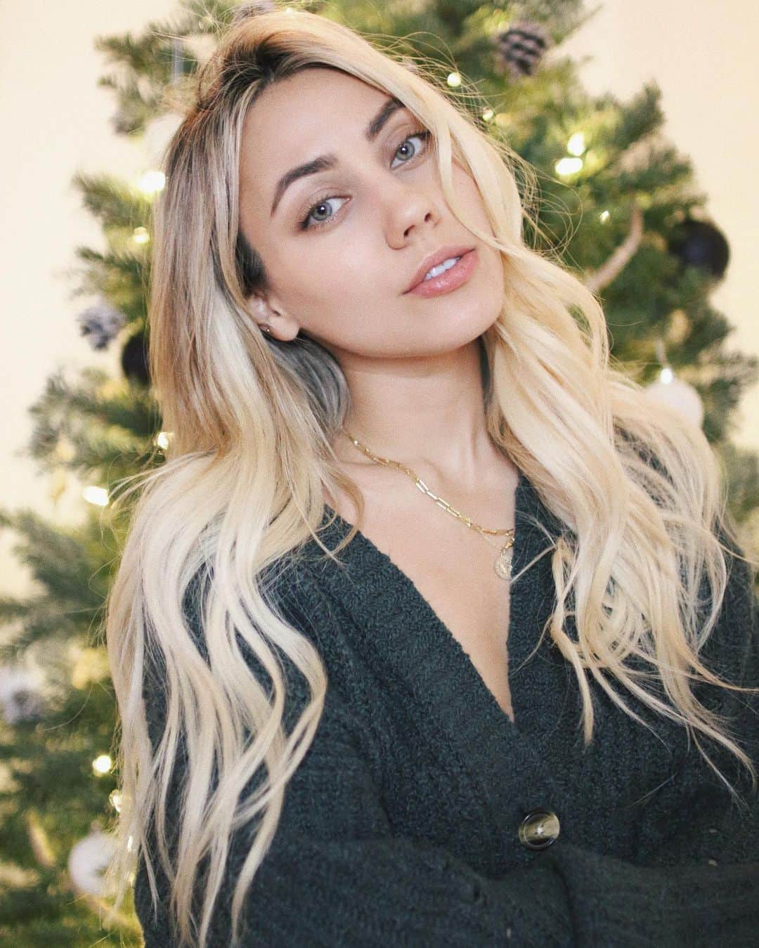 Camden Scottのインスタグラム：「Two moods: naughty or nice list. #ad Santa let me know what’s good! At least my skin’s definitely on the nice list thanks to @skinstore’s 12 Days of Christmas! Check out my story for more and use my code CAMMIE25 for 25% off until the end of December! 😉🎅🏼 #12daysofchristmas」