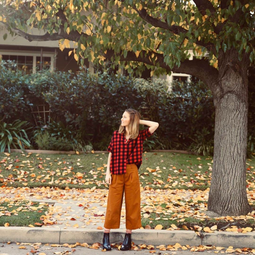 ジョアンナ・ブラッディのインスタグラム：「When it’s winter for the rest of the country, it’s autumn in L.A. ... not mad about it. 🍁🍁」