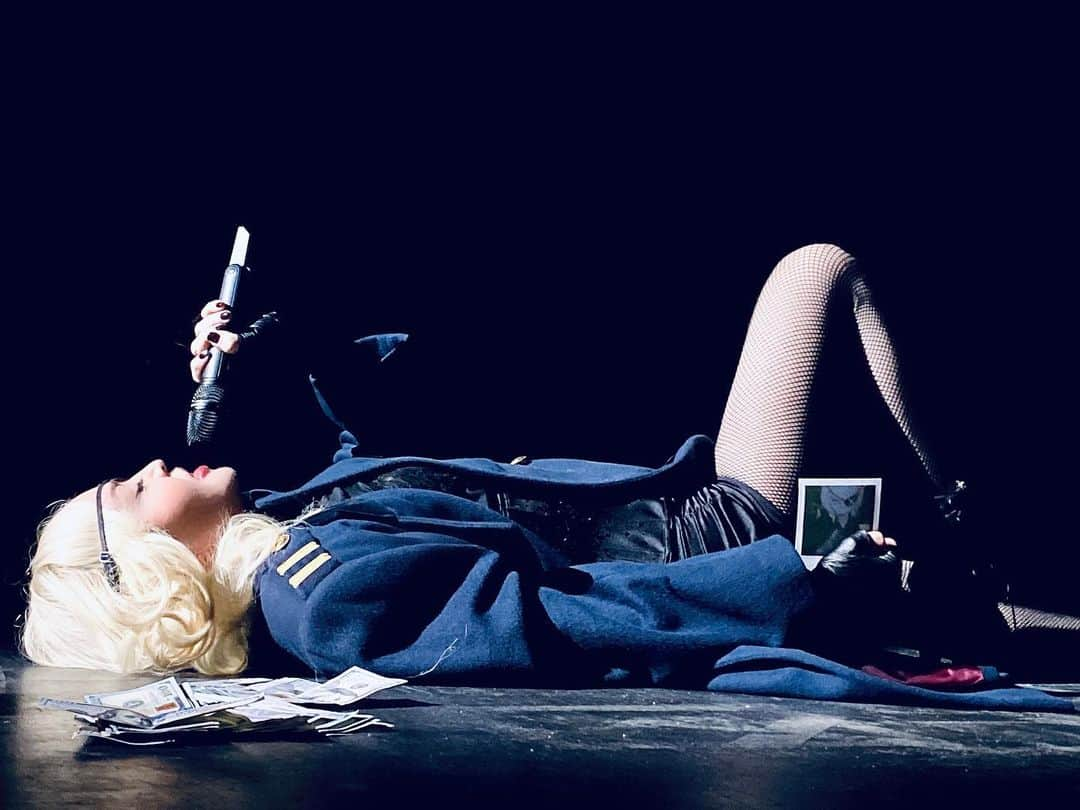 マドンナさんのインスタグラム写真 - (マドンナInstagram)「All you need is a Girl-Some Cash and A Selfie.................... 💵 ❌ #madamextheatre #themet」12月13日 2時05分 - madonna