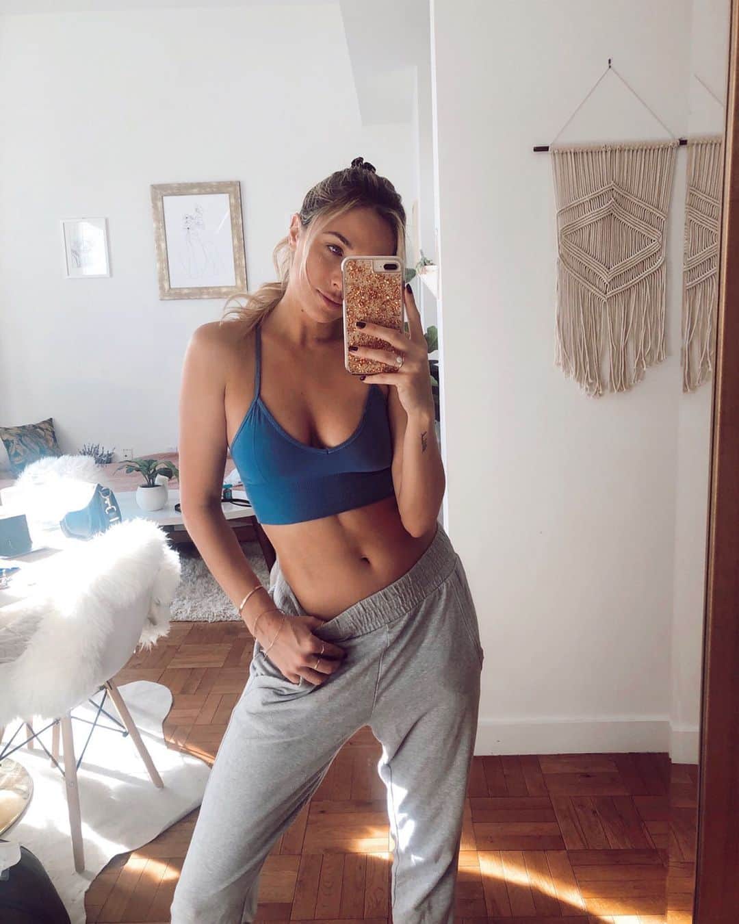 Daniella Graceさんのインスタグラム写真 - (Daniella GraceInstagram)「Sweatpants, hair tied, chillin’ with no make-up on type of day..| wearing new @aloyoga 🤍」12月13日 2時06分 - daniellagrace