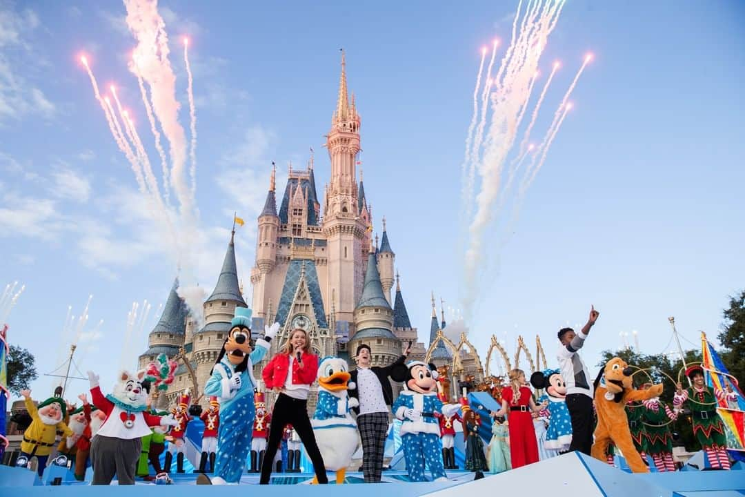 Disneyさんのインスタグラム写真 - (DisneyInstagram)「It's a winter fun-derland at @waltdisneyworld! Don’t miss the Disney Channel Holiday Party at Walt Disney World on Friday at 8|7c on @disneychannel. See more in bio. #DisneyChannelHolidayParty」12月13日 2時06分 - disney