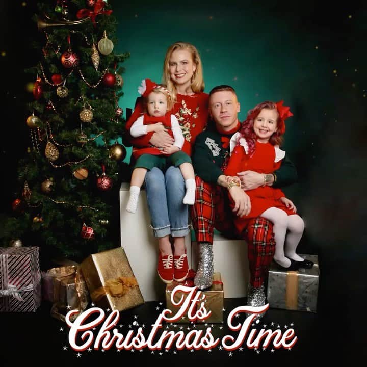 マックルモアーのインスタグラム：「Every year around Christmas time I think to myself “Just do it Ben. Make the song. You can be the new Mariah Carey”. Well, this year I finally am. “IT’S CHRISTMAS TIME” featuring @dancaplen. Produced by @budo and @tylerdopps. Out NOW!!🎄🎁 Link in bio.」