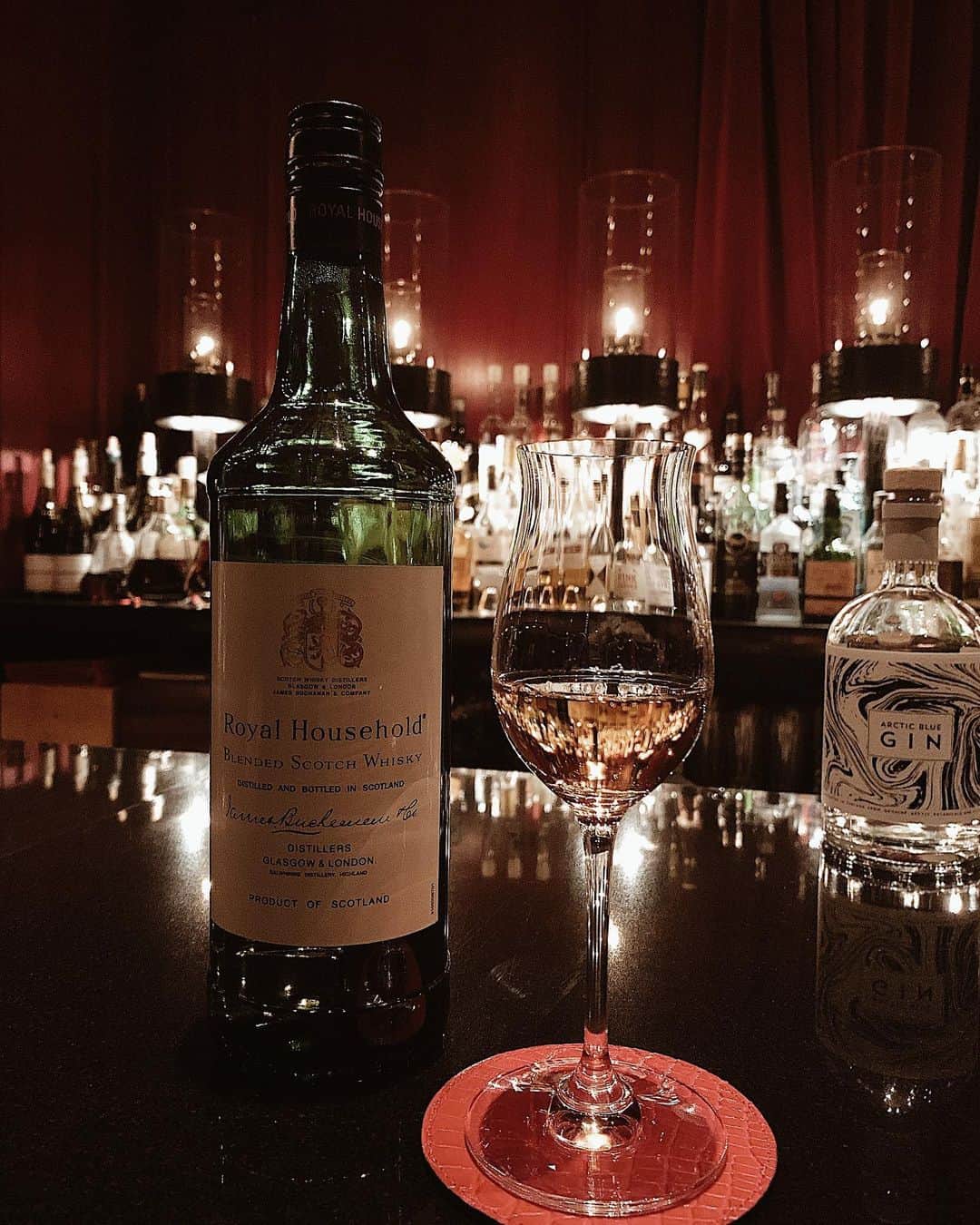 のインスタグラム：「Royal House Hold  イギリスの皇室にしか置かれていないスコッチウィスキー🥃  何故か日本だけ、一般でも売られていて飲めるスコッチ✨  イギリス人も知らない人多いよ！ アメリカ人とか、わざわざ日本に買いに来る人も多い程貴重なお酒🥃  甘い香りで美味しい😋  2枚目の写真は Finland限定のGIN✨ 日本ではまだここJoel Lobuchonにしか置いてないそう！ 日本のGINとは全く違うの😳‼︎ 美味しかった😋💕 #royalhousehold #royalfamily #royalfamilyscotch #gin #finlandgin #joelrobuchon #wisky #scotchwhisky #rogebar」