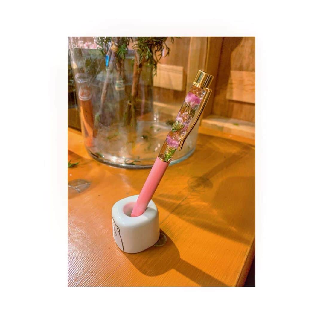 福島ゆかさんのインスタグラム写真 - (福島ゆかInstagram)「：ハーバリウムのペン  ありねえと一緒に作りました。 右がありねえ作 左がゆす作  お花を組み合わせるのがなかなか難しかったけど おやっさんが優しく教えてくれてなんとか出来上がりました！  #ハーバリウム #オイル #花 #フラワー #標本 #オイル標本 #ハーバリウムボールペン  #手作り #ドライフラワー」12月13日 2時16分 - yuka_fukushima_