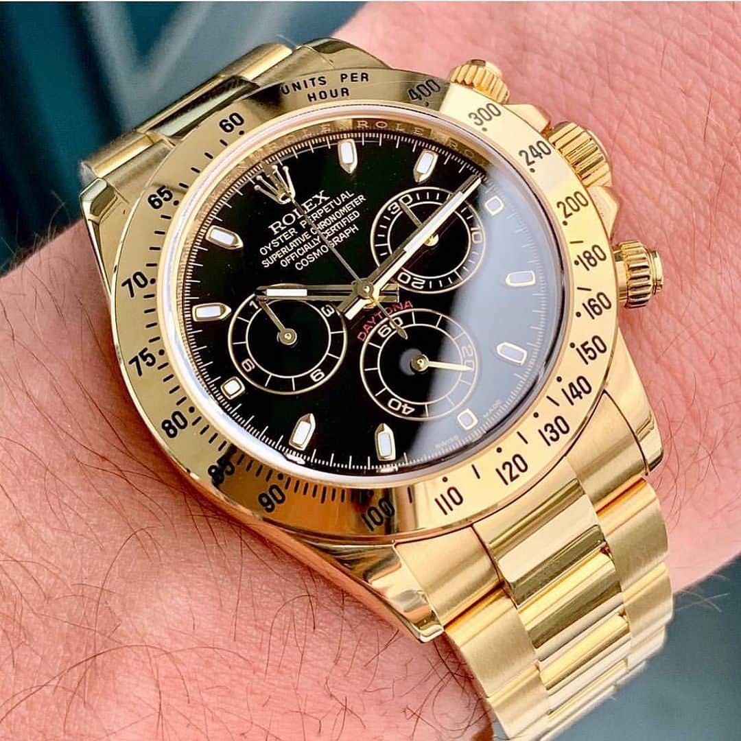 Daily Watchさんのインスタグラム写真 - (Daily WatchInstagram)「Wristshot with a Rolex Daytona in 18K Yellow Gold 🔥 Photo by @jonathansfinejewelers」12月13日 2時52分 - dailywatch