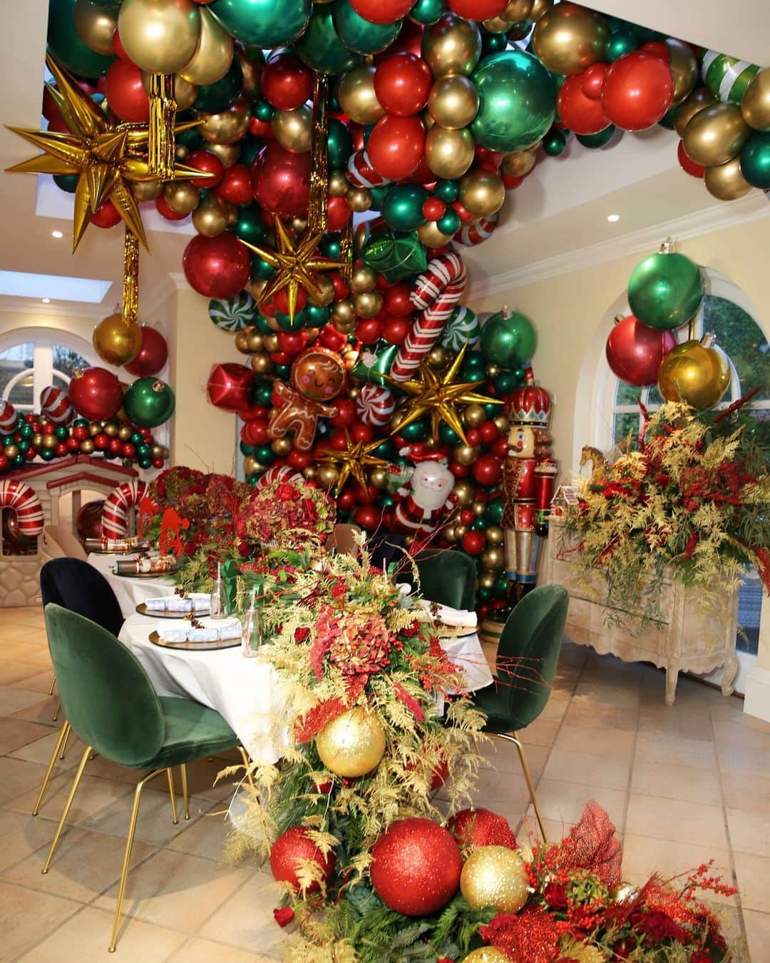 サム・フェアーズさんのインスタグラム写真 - (サム・フェアーズInstagram)「Christmas at the Knightley’s 🤩🎄✨❤️🎅🏼 (guys I know this is very OTT however I’m obsessed 👏😉😁) this would never be possible without my team 👊 @bubblegumballoons on the epic balloons... I never imagined they would create this 🙀😻 @cupid_creative for the fresh & most beautiful flower display 🌹 & @personalisedplaquecompanyuk for the customised name table places. I’m so grateful, you guys always pull it out the bag 💖😚 x」12月13日 2時44分 - samanthafaiers
