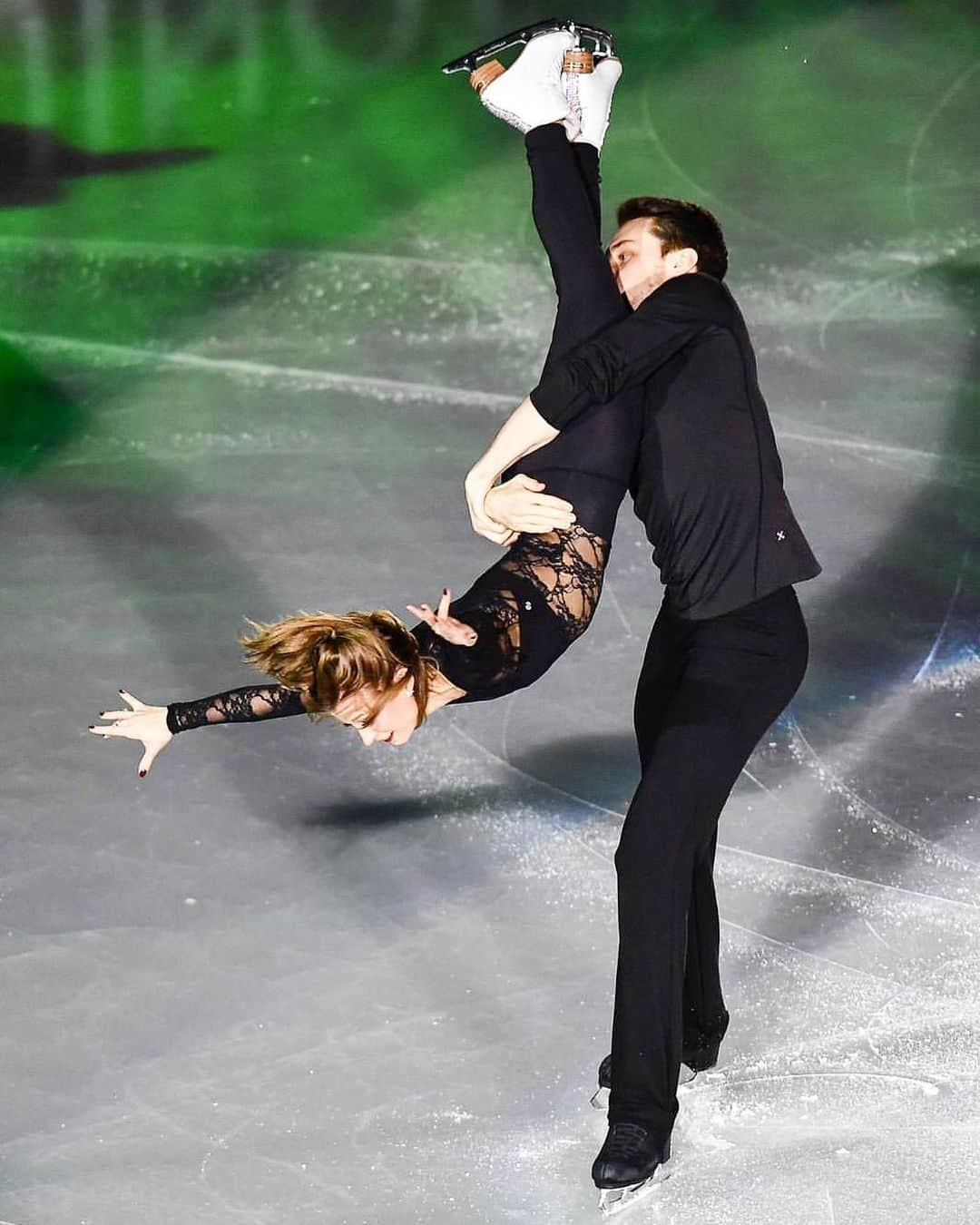 カーステン・ムーア＝タワーズのインスタグラム：「Look mom, no hands! 📸 @diebarbieri3 • • #gpfturin2019 #gpf #italy #exhibition #forgotmycostume」