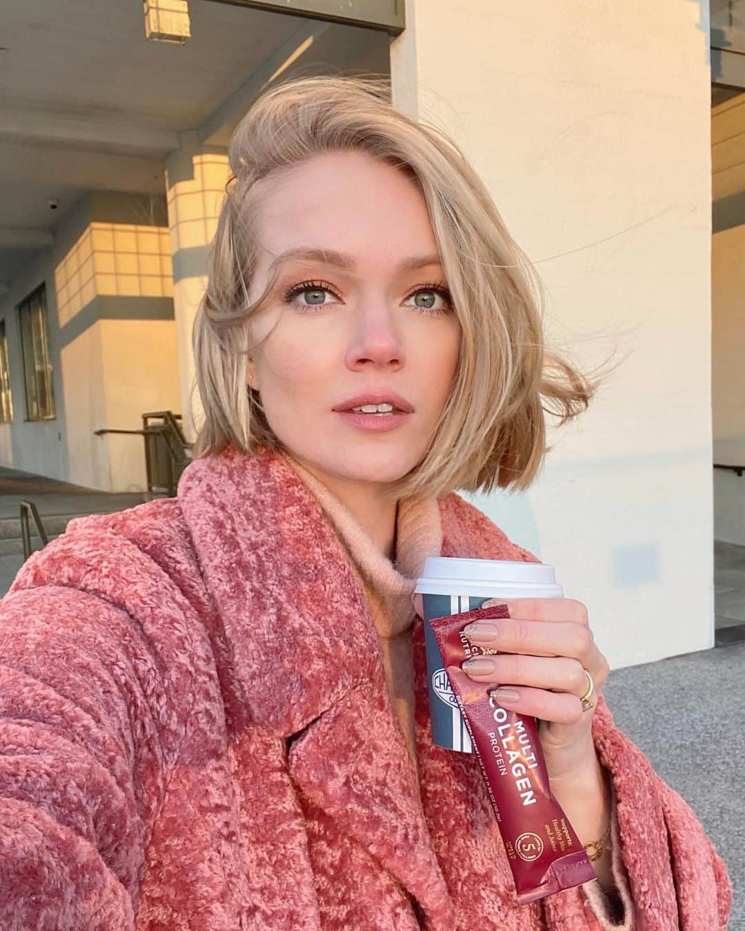 リンジー・エリンソンさんのインスタグラム写真 - (リンジー・エリンソンInstagram)「When your nose matches your coat 💕☺️ trying to keep warm with @ancientnutrition + hot chocolate. Ready for the last 2 weeks in the office before heading home for holidays!  #tistheseason #partner」12月9日 7時09分 - lindsellingson