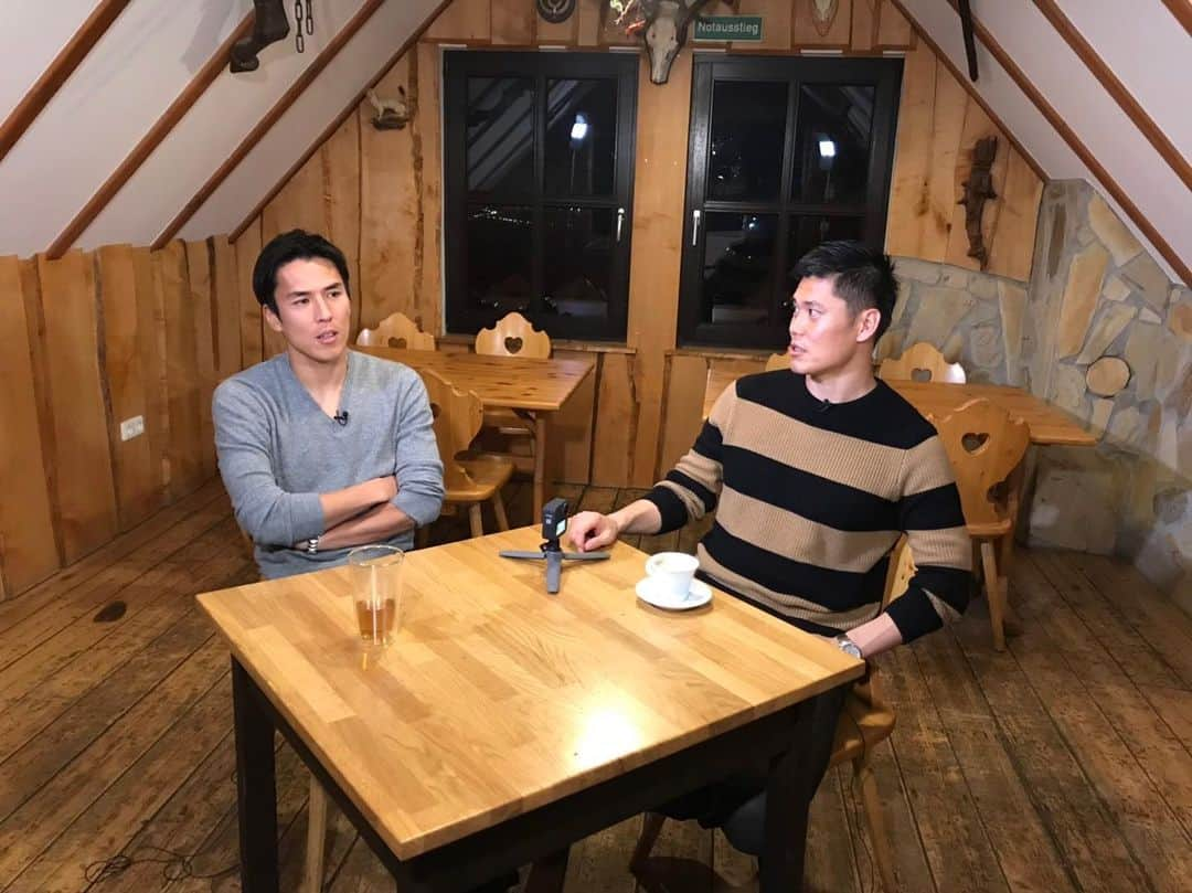 川島永嗣のインスタグラム：「Interview with @makoto_hasebe_official  先日、長谷部おじいちゃんと対談してきました。  気を使う振りをして 結局先輩の僕がフランクフルトまで出向くという。  後輩のくせに相変わらず(笑)  対談の放送の予定はこちらです。  放 送 局：テレビ静岡 放送日時：２０２０年１月４日(土)１１：２０～１１：５０ タイトル：ＲＥＧＥＮＤ×ＬＥＧＥＮＤ」