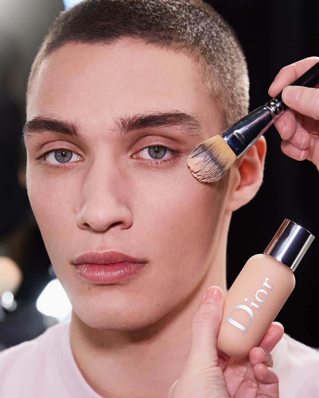 クリスチャンディオールさんのインスタグラム写真 - (クリスチャンディオールInstagram)「Healthy natural complexion, straight and bold eyebrows, plumped and hydrated lips, now it’s your time to get the look of the Dior Men Fall 2020 show. • GET THE LOOK: DIOR BACKSTAGE FACE & BODY PRIMER DIOR BACKSTAGE FACE & BODY FOUNDATION FLASH LUMINIZER DIORSHOW BROW STYLER DIORSHOW PUMP’N’BROW LIP MAXIMIZER • #DiorMiami #DiorMenFall #DiorBackstage #DiorMakeup @diormakeup」12月9日 6時22分 - dior
