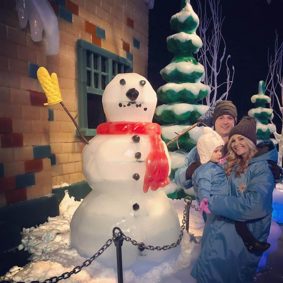 カーラ・モナコさんのインスタグラム写真 - (カーラ・モナコInstagram)「Our first time experiencing Ice! ☃️🎄🥶」12月9日 6時40分 - karamonaco