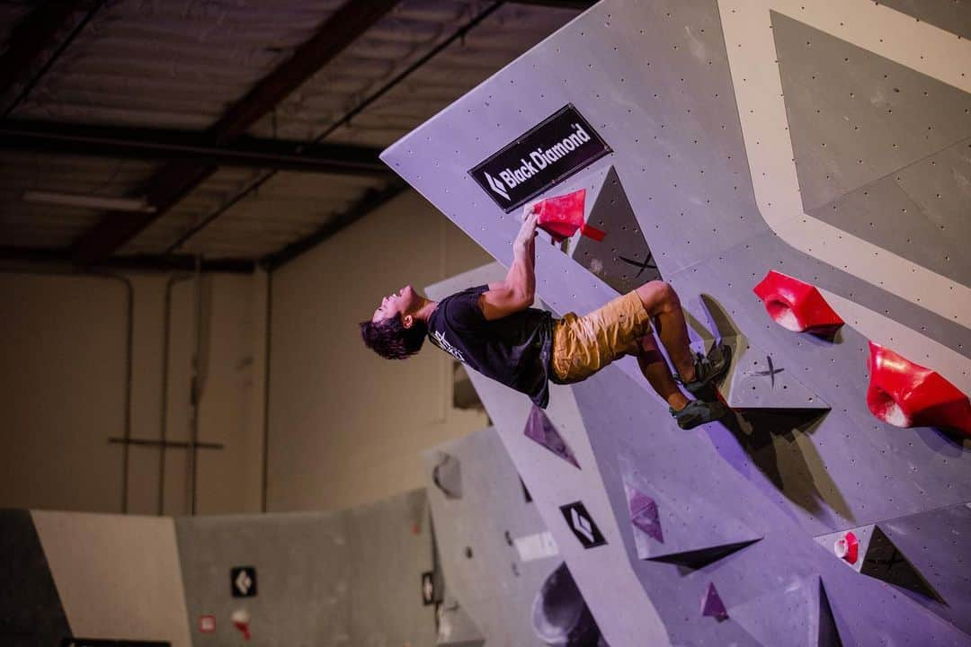 渡邉海人のインスタグラム：「Suuuuupa psyched to walk away with the win 🥇 at @tbfmasters my last comp in 2019!!!!! The final format was very unique and different from anything I've done before, but I loved it!  Thank you @theboulderfield for organizing this comp! 📸 @lukewebstr  @eyecandyworks @rollfilm_suck @scarpaspa @joerockheads @suuuuupastrong」