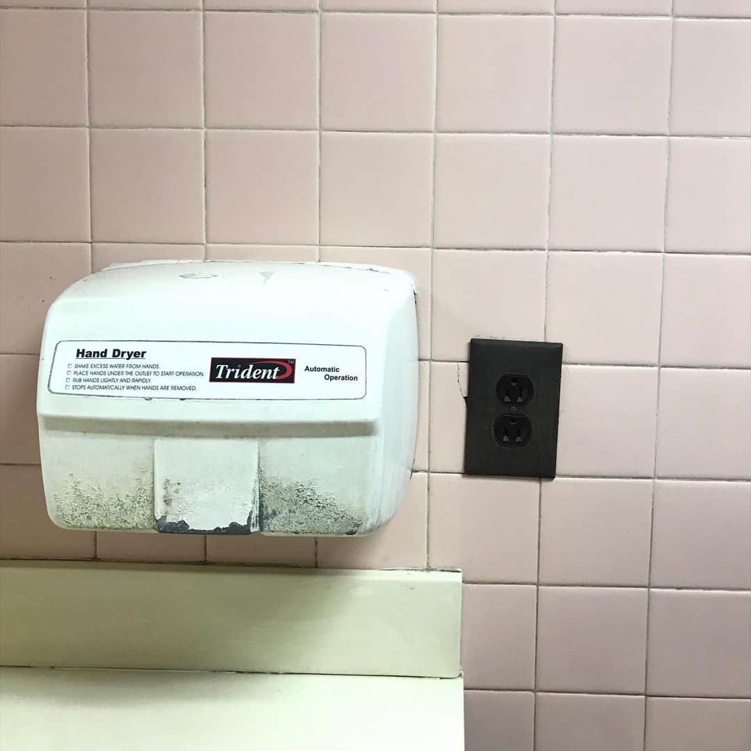 シアラ・ブラヴォのインスタグラム：「small collection of <3pink<3 bathrooms. enjoy.」