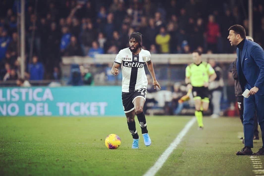 ジェルヴィーニョのインスタグラム：「Abbiamo portato a casa 3 punti ➕3️⃣ #ForzaParma  #TeamSpirit  #SampdoriaParma  _____________________________________________  @parmacalcio1913 💛💙 @andreacantini.photos 📸  ___________________________________________  #calcio  #seriea  #picoftheday  #gameday  #parma  #footballgame」