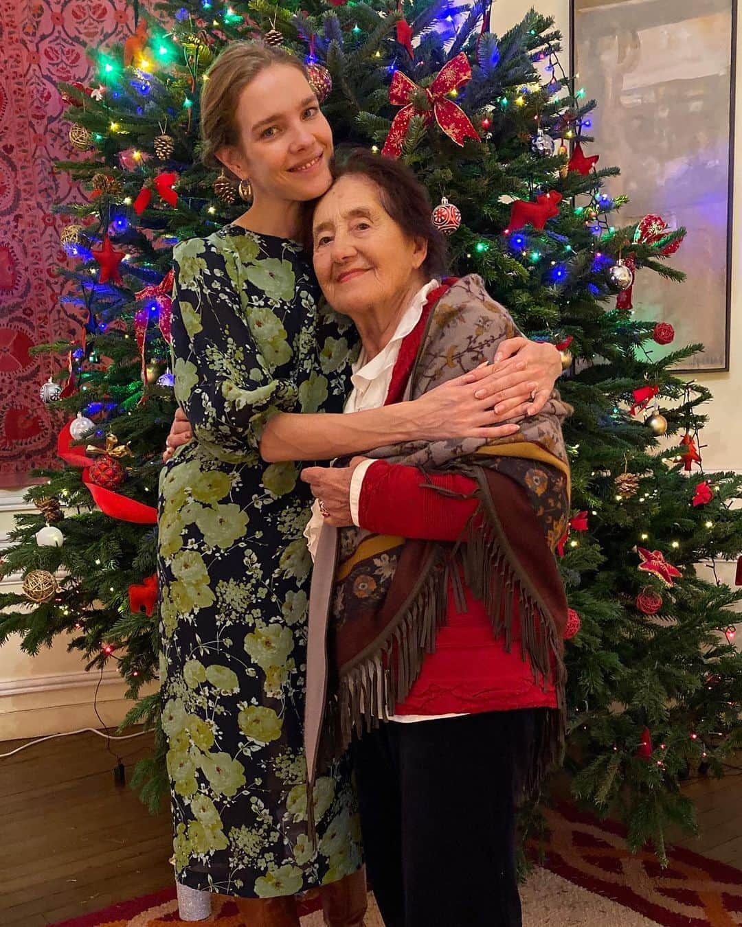 ナタリア・ヴォディアノヴァさんのインスタグラム写真 - (ナタリア・ヴォディアノヴァInstagram)「Tis the season to be jolly 🎄❤️✨ 🎅🏻 happy Sunday everyone 🥰」12月8日 22時14分 - natasupernova