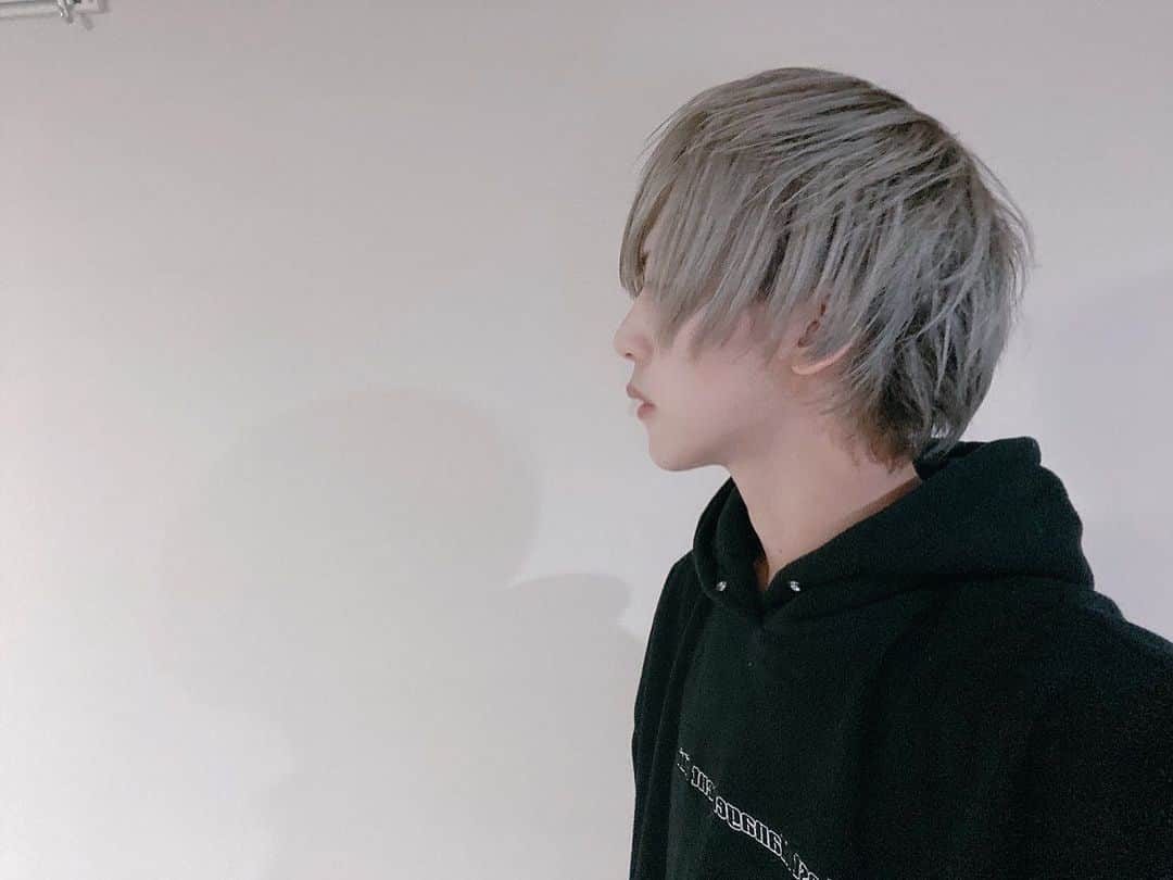 圭吾のインスタグラム：「シルバー維持するの面倒だから濃いグレーにしちゃおうかなとおもている」