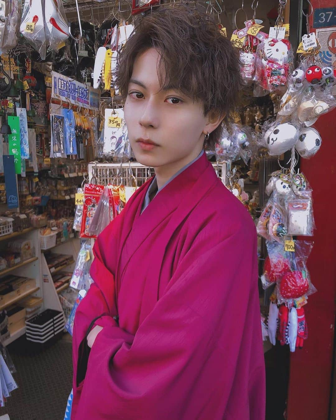 正宗幹也（みっき〜）のインスタグラム：「･ 浅草着物👘🍡 今日の動画見てくれたかな！？ ヘアセット: 日高 @yuto76 aka.スカイハイ #浅草#着物#食べ歩き」