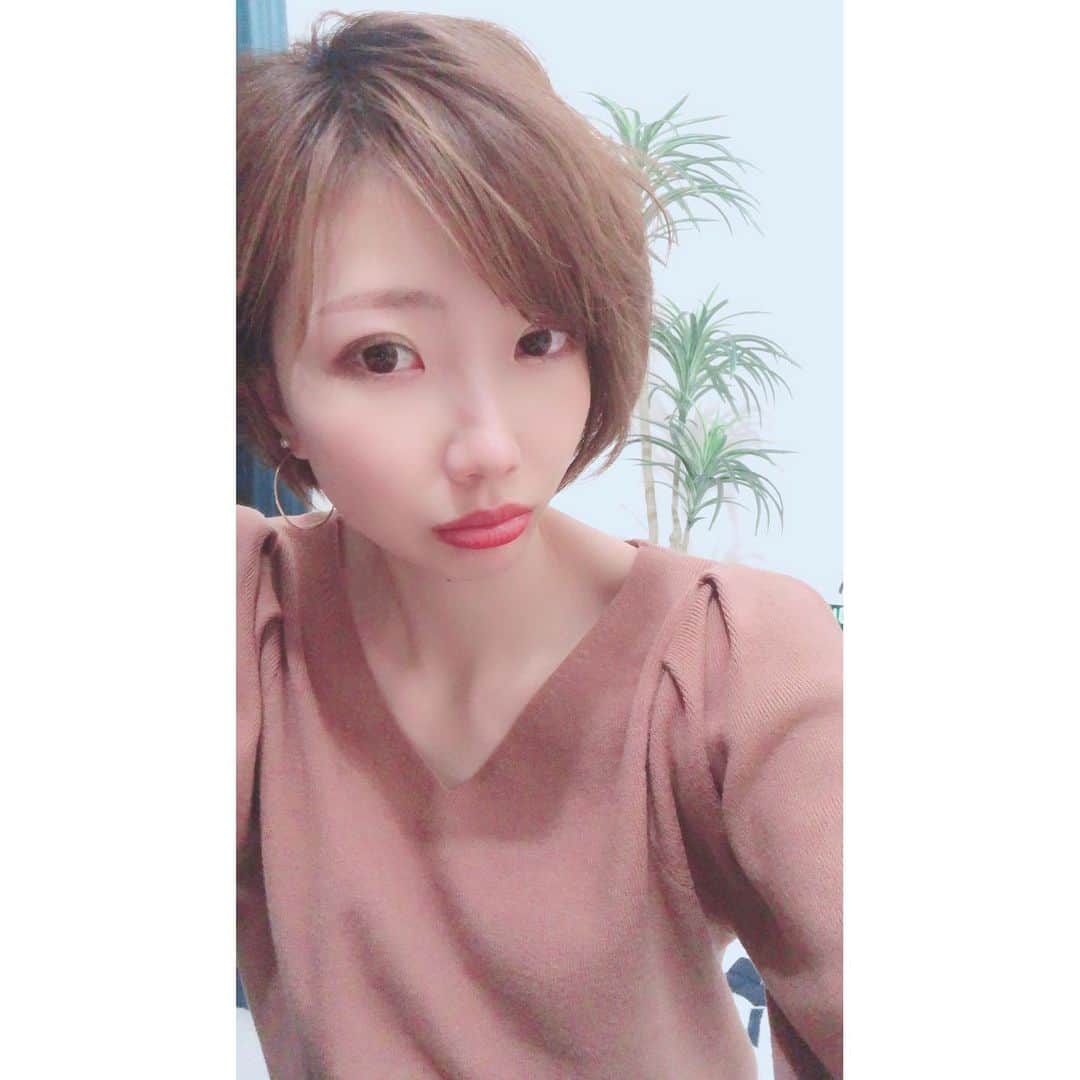 のインスタグラム：「﻿ ﻿ ﻿ ﻿ お仕事で髪暗くしなきゃなんやけど﻿ ﻿ 何色系にしよう🙄﻿ ﻿ ﻿ ﻿ ﻿ ﻿ ﻿ #ヘアカラーチェンジ﻿ #ショートヘア﻿ #セルフィー﻿ ﻿#ダークカラー ﻿ ﻿」