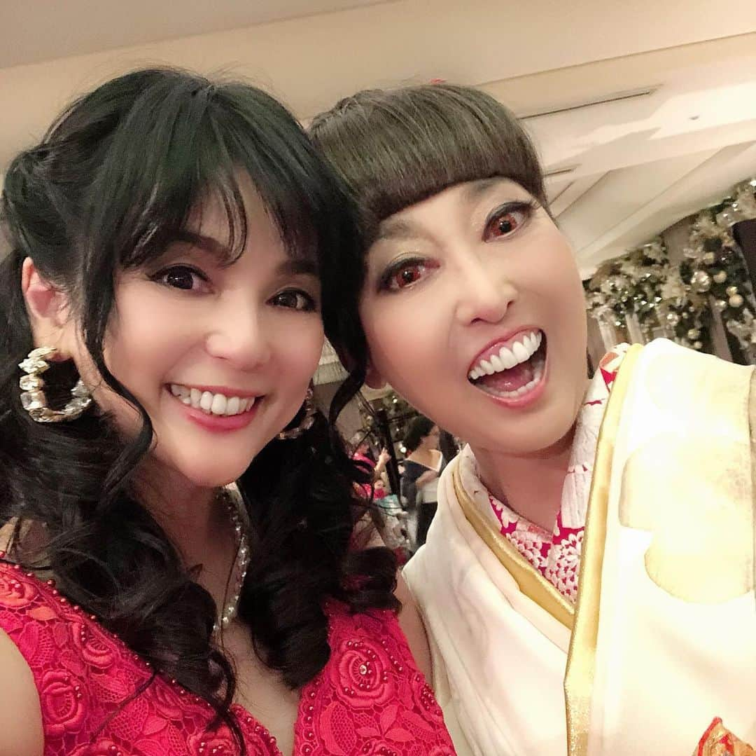 加藤美佐子さんのインスタグラム写真 - (加藤美佐子Instagram)「デヴィ夫人と杉本彩さんの チャリティーディナーショーに 仲良しな友人皆と行ってきました💓  クリスマスらしく赤のドレスで参上、笑  杉本彩さんは昔お仕事をご一緒させて 頂いた思い出があります🥰  今は動物愛護団体の活動を熱心にされていて 私も少なからずお力になりたいと思いました🐈  ディナーショーはマジックや日本舞踊 ポップオペラと次々楽しい催しで 時間があっと言う間に過ぎますね💓  会場にはアミチエ代表の畑中さんや 今度出版のお手伝いをさせて頂いてる さかもと未明さんもいらしてて益々華やかな雰囲気でした✨✨ 他にも仲良しの皆さんにお会いできて とても楽しい時間を過ごせました🥰  皆さまいつもありがとう😊✨✨ 本当に素敵な方が周りにたくさんいて 恵まれているなあと感謝の気持ちでいっぱいです💓💓💓 #チャリティー #ディナーショー  #クリスマスチャリティー #ドレスコード  #赤と緑 #party #japan #動物愛護団体」12月8日 22時24分 - misako.kato