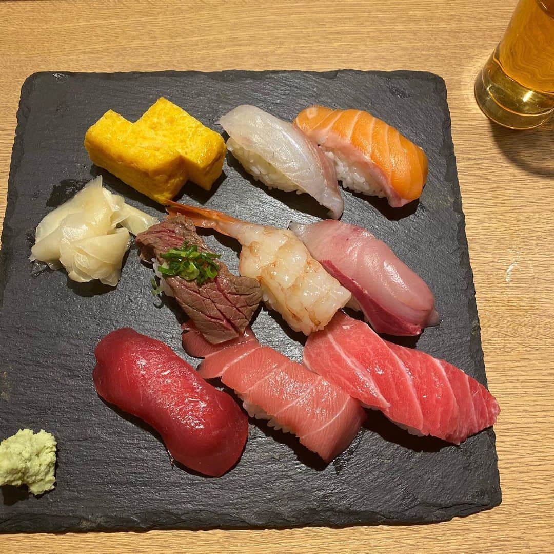 朋未のインスタグラム：「ささしまライブにあるお寿司屋さん🍣  24時間365日お寿司食べたい人なので 試験終わって やりまくったよ！😂 これで2480円！ (茶碗蒸しと赤出汁もあった)  #鮨山 #ささしまライブ #グローバルゲート #名古屋ランチ #名古屋寿司」