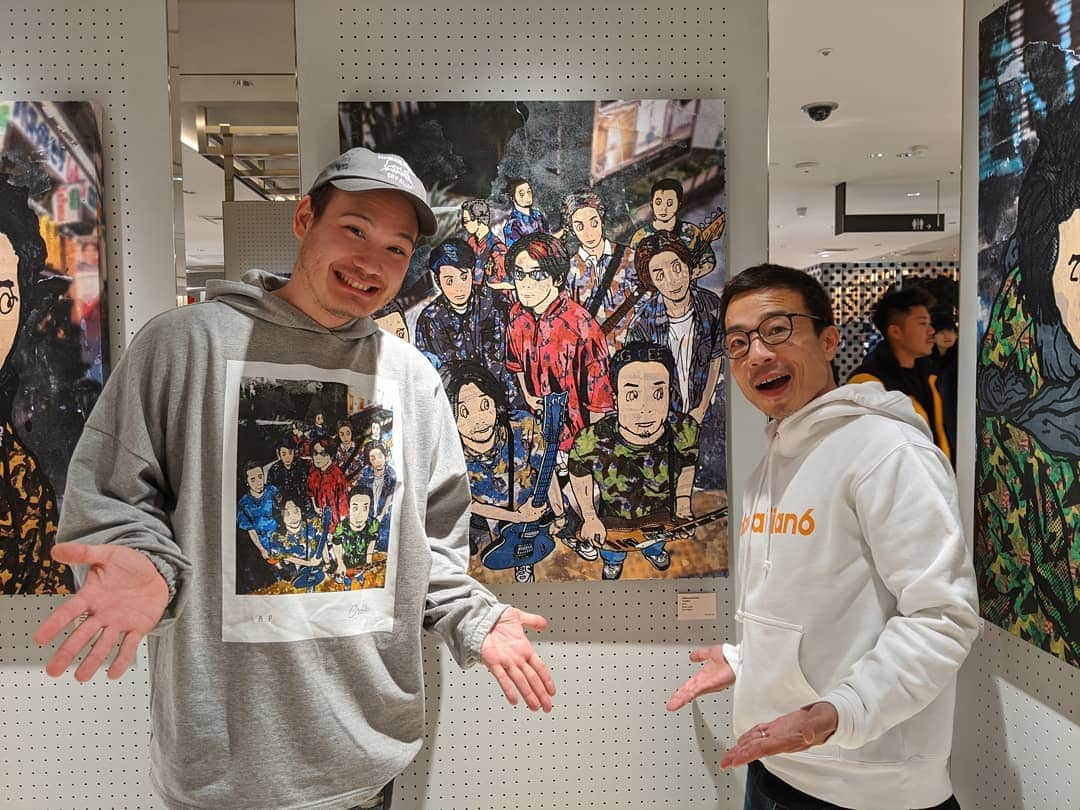 磯部正文のインスタグラム：「ストリートカルチャーを昇華させた作品を手がけるアーティスト  ナマイザワ クリスくんの作品展へ 作品のモチーフの中に昔の僕もいて大変光栄です🤓作品の実物を見ながら制作過程も色々と聞くことが出来て感心関心刺激的でした 12/10まで新宿伊勢丹のメンズ館2FでEXHIBITION中です」