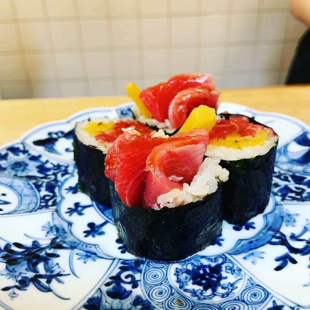 志摩有子さんのインスタグラム写真 - (志摩有子Instagram)「久しぶりの松寿司。大間の鮪が素晴らしすぎる。花が咲いたみたいなネギとろたく巻きにもうっとり。あ、もちろん雲丹ドッグも大盤振る舞い。美味しくて楽しい。」12月8日 22時48分 - ariko418